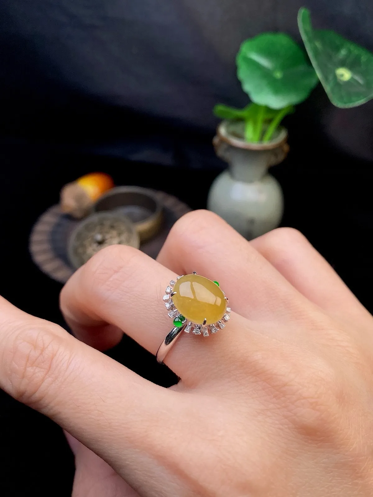 【冰种黄蛋戒指】种水上乘，晶莹剔透，纯净通透，18k金钻精美镶嵌，裸石尺寸11.1*9.4*4.3毫米，圈口可改