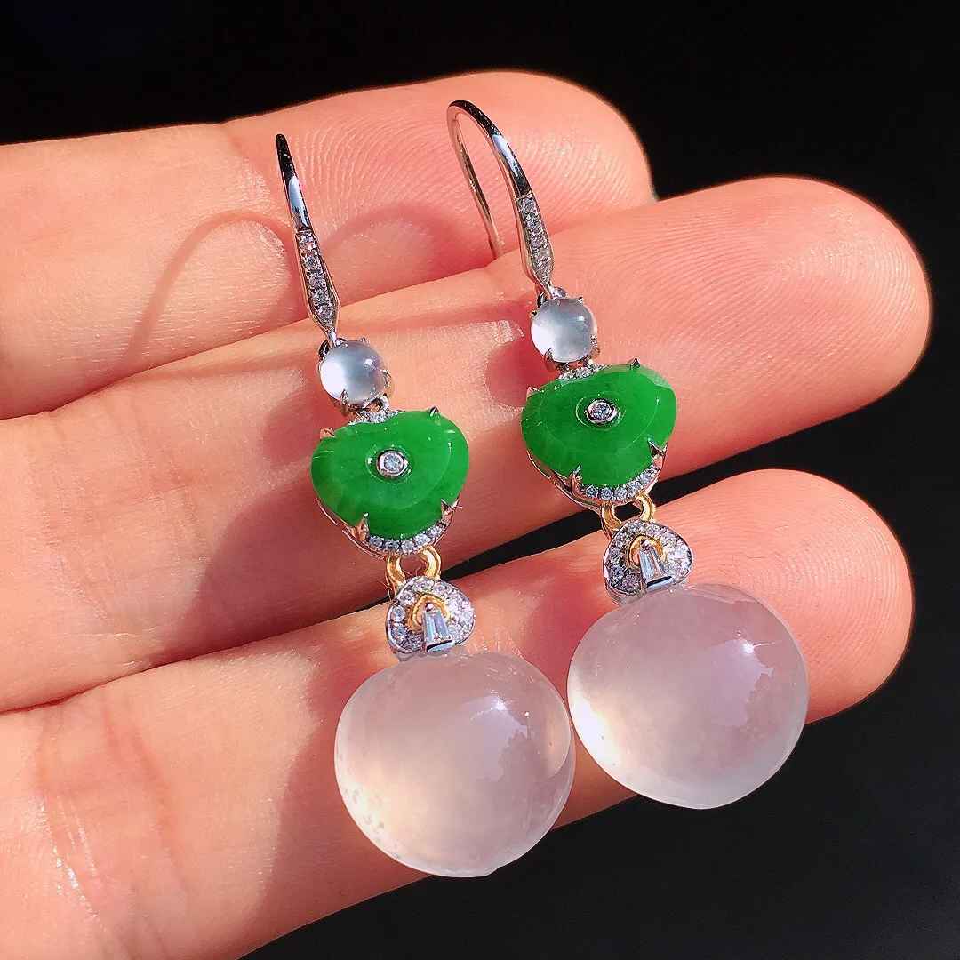（冰+绿）二合一耳坠，色泽均匀艳丽，玉质细腻，荧光感超
强，饱满圆润，尽显优雅气质，18k
金豪华镶嵌