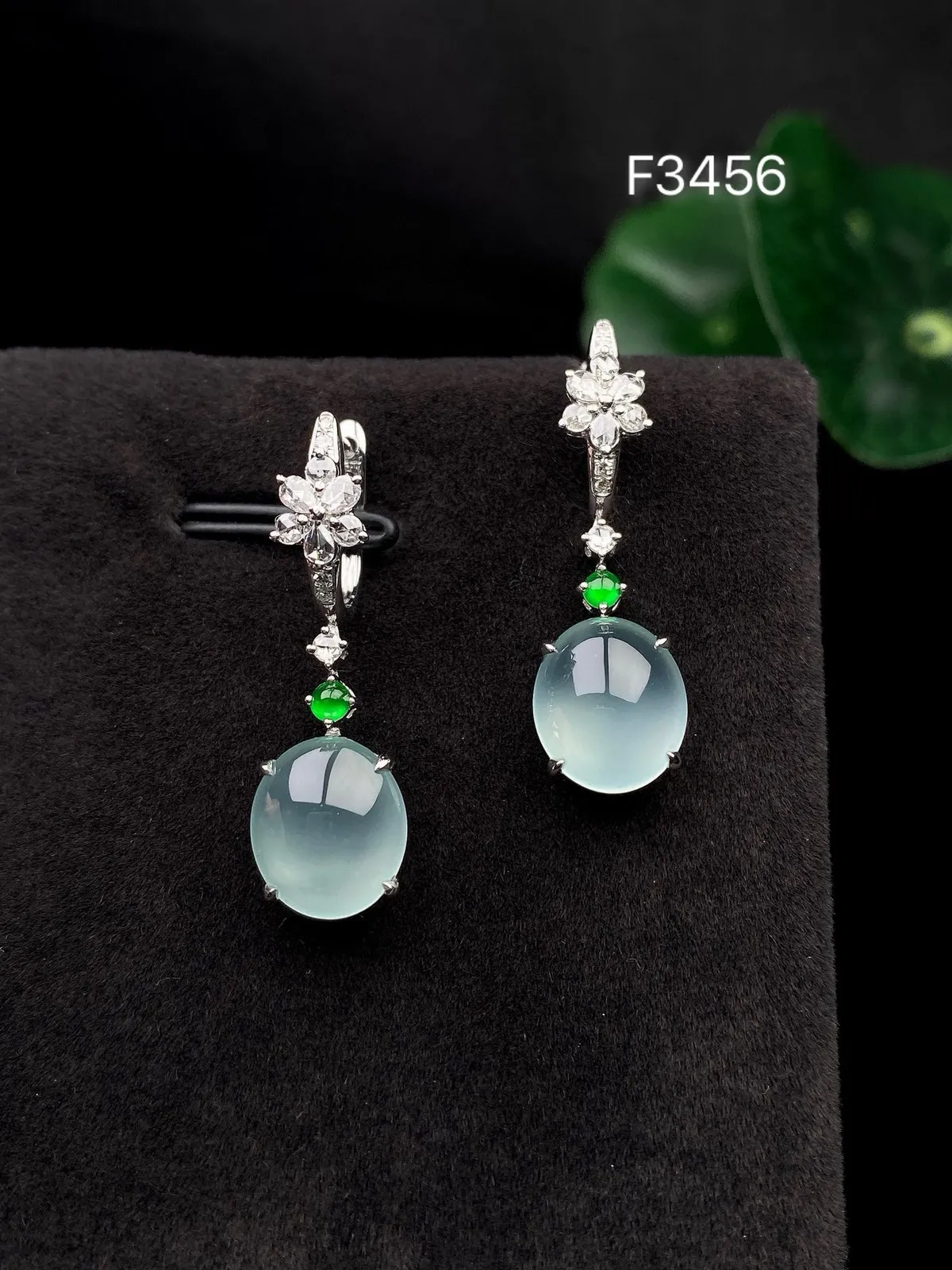 【冰种蛋面耳坠】质地细润，起刚起荧光，18K金钻镶嵌，裸石尺寸10.4*8.8*3.8毫米