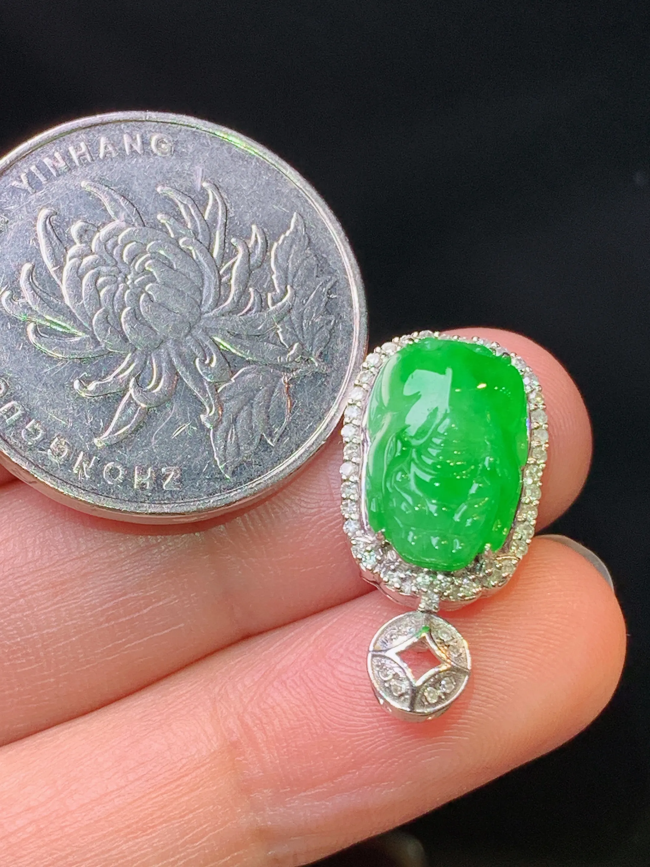 18k金钻镶嵌满绿貔貅吊坠 玉质细腻 水润亮眼 色泽艳丽 整体尺寸22.2*11.5*9