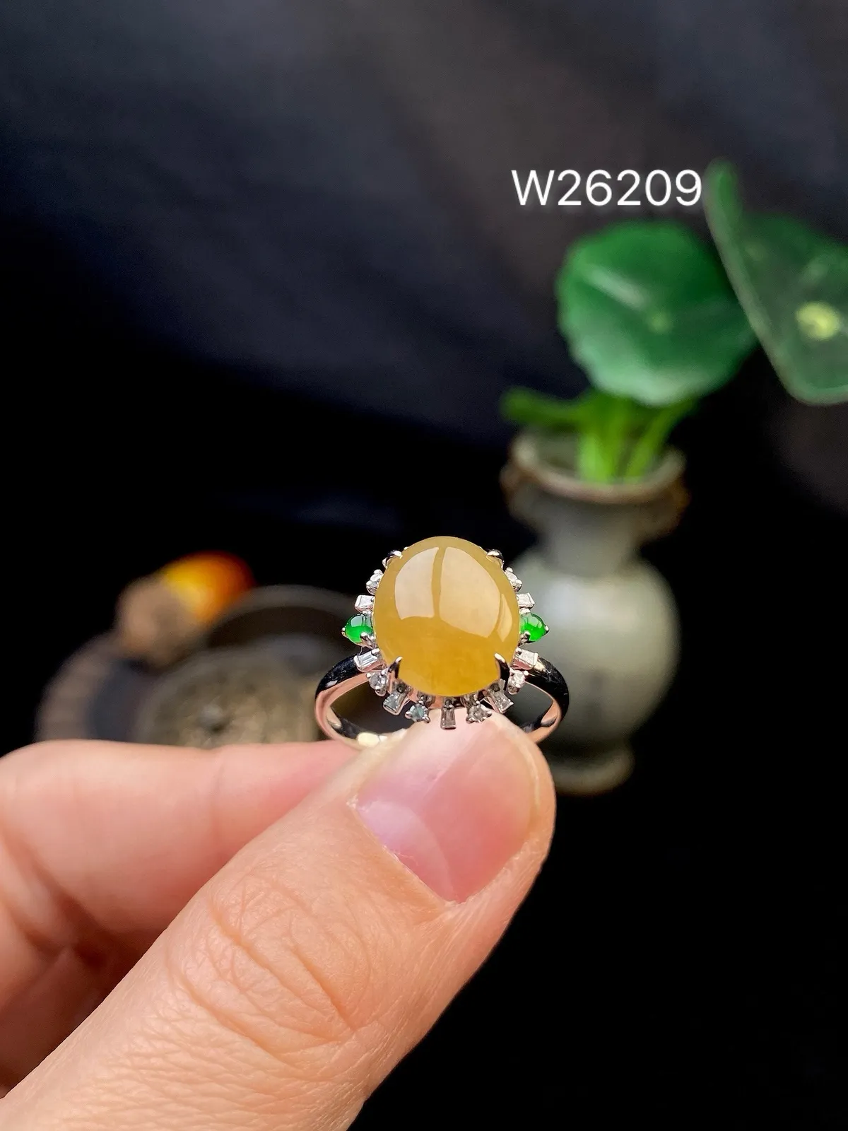 【冰种黄蛋戒指】种水上乘，晶莹剔透，纯净通透，18k金钻精美镶嵌，裸石尺寸11.1*9.4*4.3毫