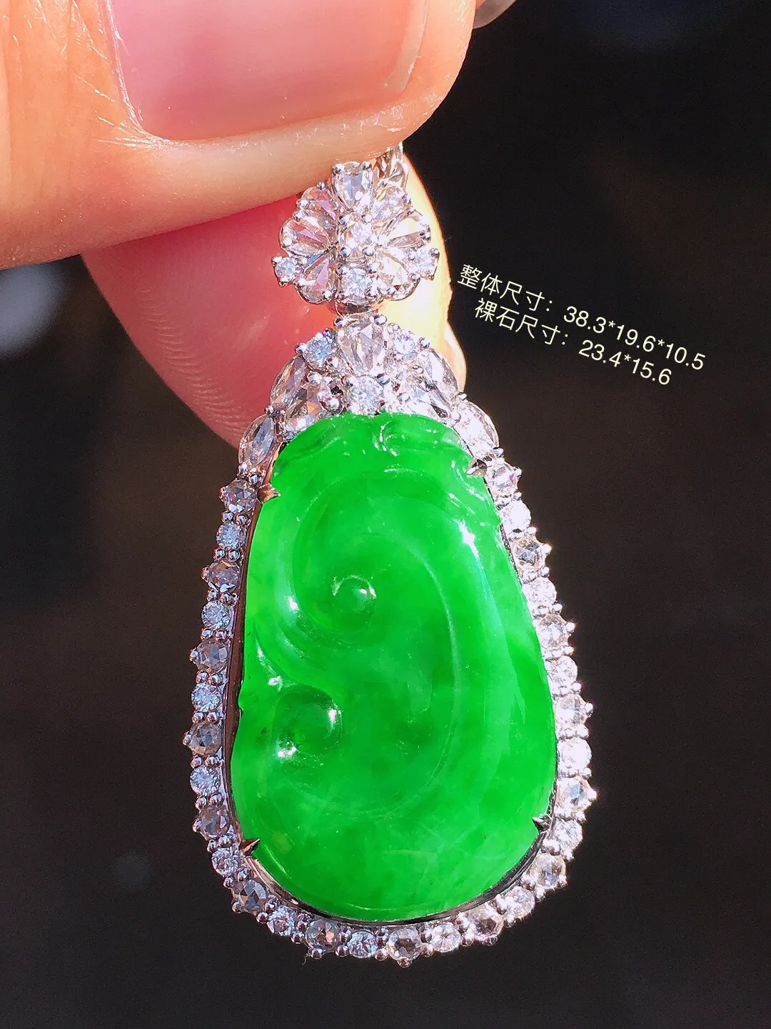 阳绿如意吊坠，色泽均匀艳丽，玉质细腻，荧光感超
强，饱满圆润，尽显优雅气质，18k
金豪华镶嵌