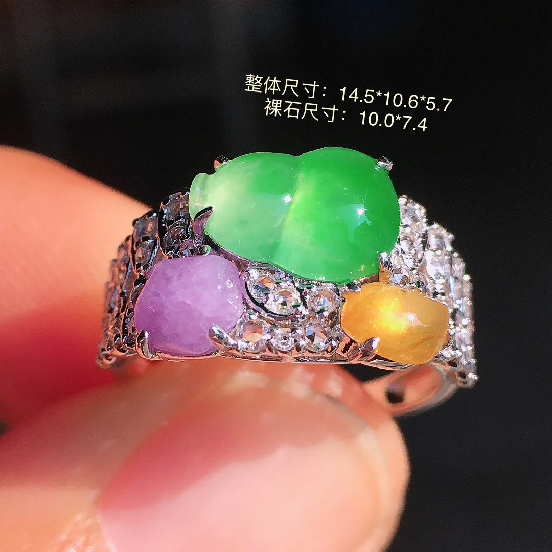 阳绿葫芦戒指，色泽均匀艳丽，玉质细腻，荧光感超
强，饱满圆润，尽显优雅气质，18k
金豪华镶嵌