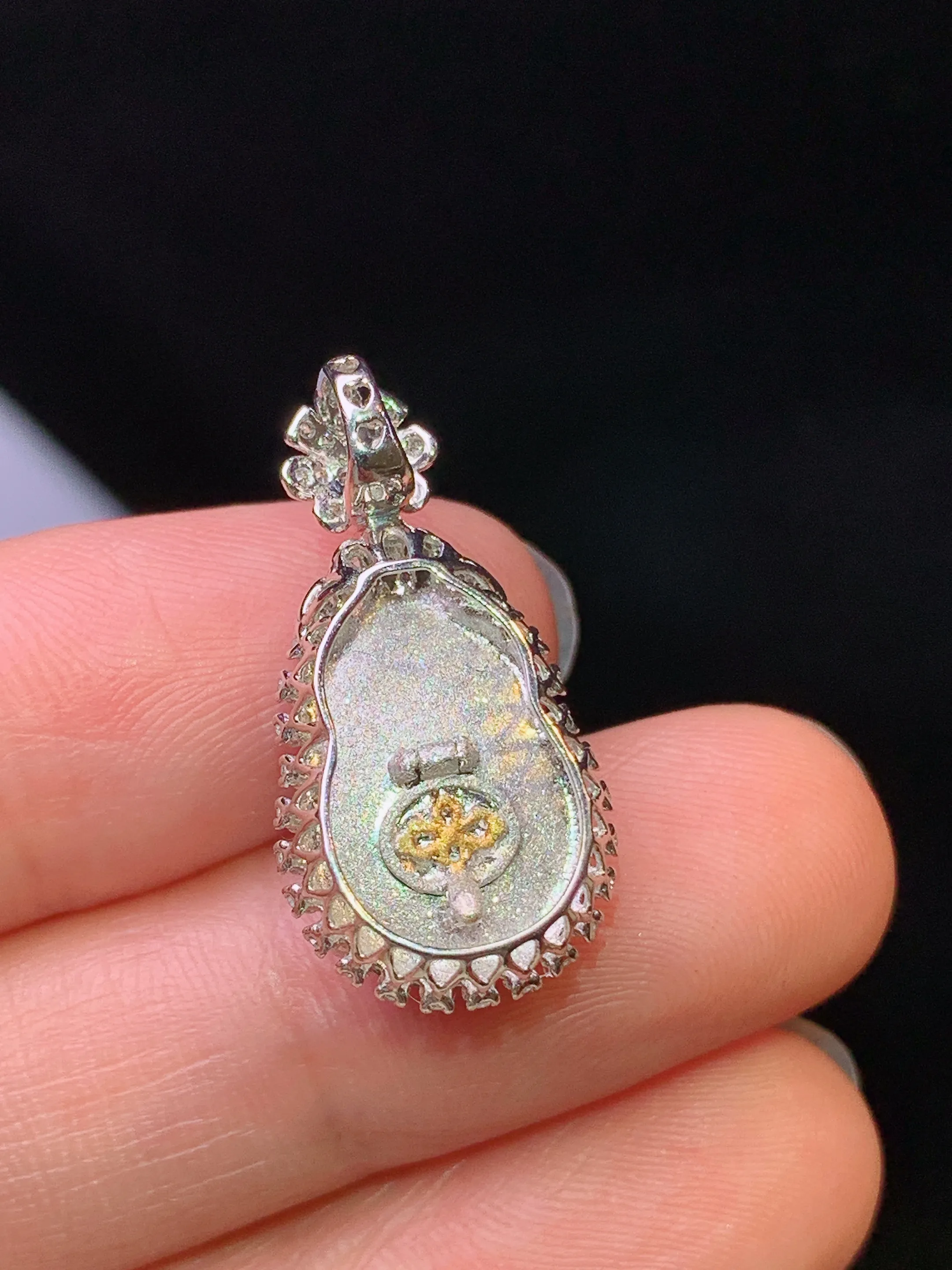 18k金钻镶嵌满绿葫芦吊坠 玉质细腻 水润亮眼 色泽艳丽 整体尺寸24.5*12.5*8.5