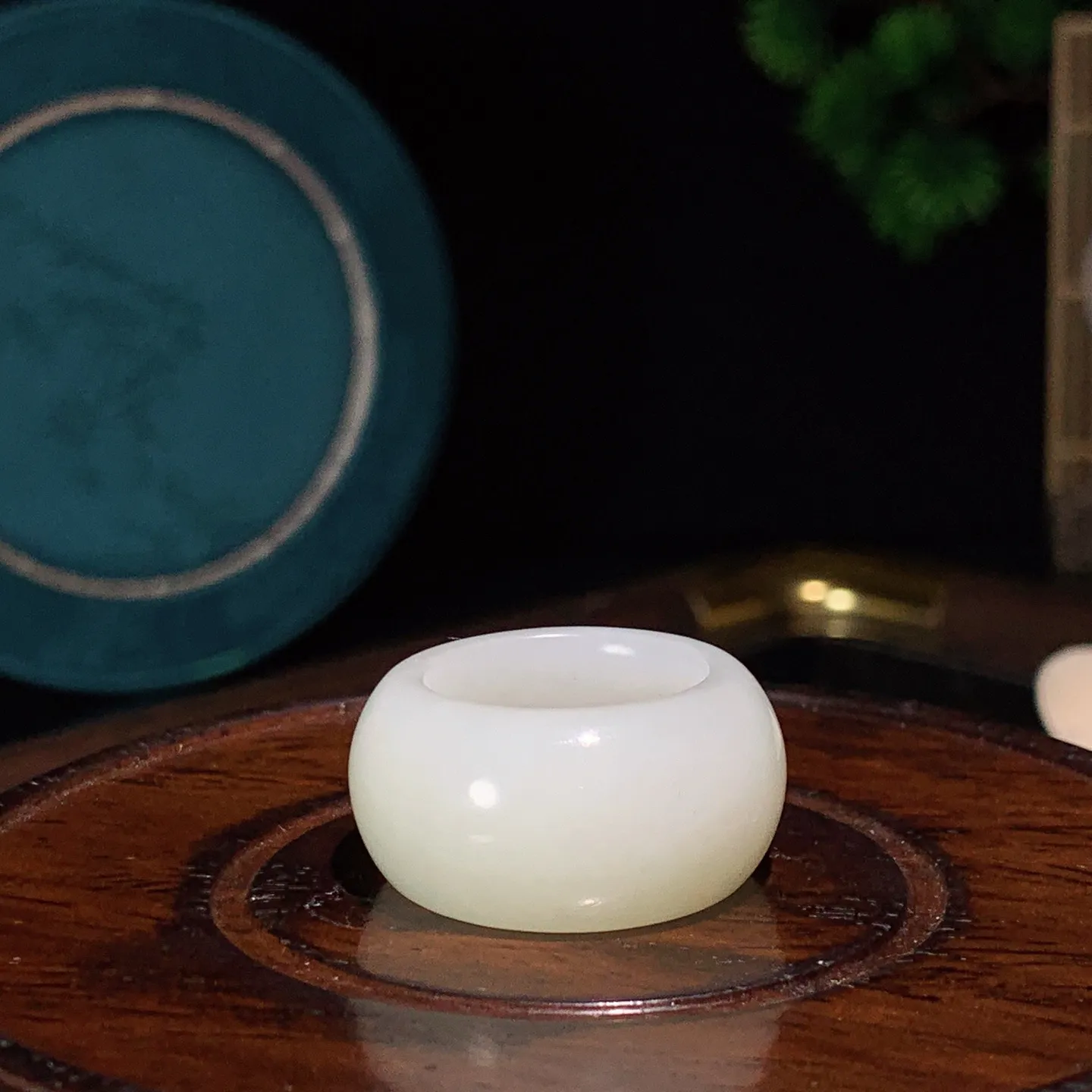 和田玉白玉戒指。白玉指环。内径18尺寸14/6重12克。白度一级。玉质细腻油润。手推出油。佩戴高端典雅。lt251208