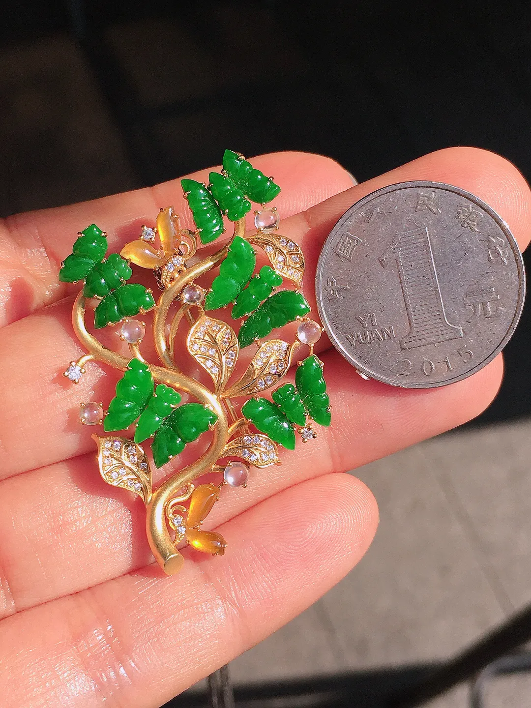 阳绿蝴蝶胸针/吊坠两用款，色泽均匀艳丽，玉质细腻，荧光感超
强，饱满圆润，尽显优雅气质，18k
金豪华镶嵌