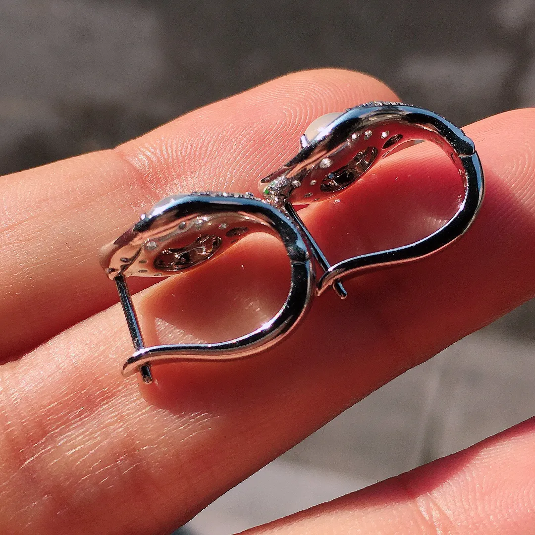 冰种蛋面耳钉，玉质细腻，荧光感超
强，饱满圆润，尽显优雅气质，18k
金豪华镶嵌