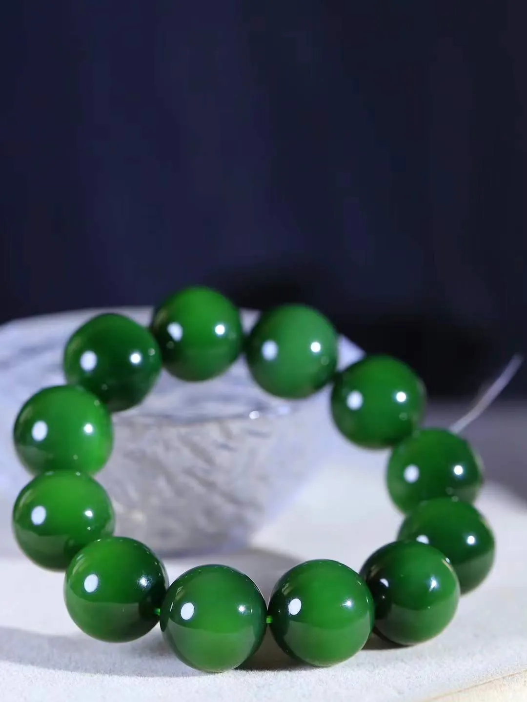 【珠圆玉润.手串】

收藏级臻品️和田玉碧玉珠圆玉润手串 玉质温润细腻  整串打磨圆润，佩戴舒适。珠珠落玉盘，间关莺语花底滑，一生美好时光，无论身在何处，都有它相伴相守。事事顺遂，幸福美满，吉祥如意。重129.2克 尺寸取一18.9mm  FD L-79120868