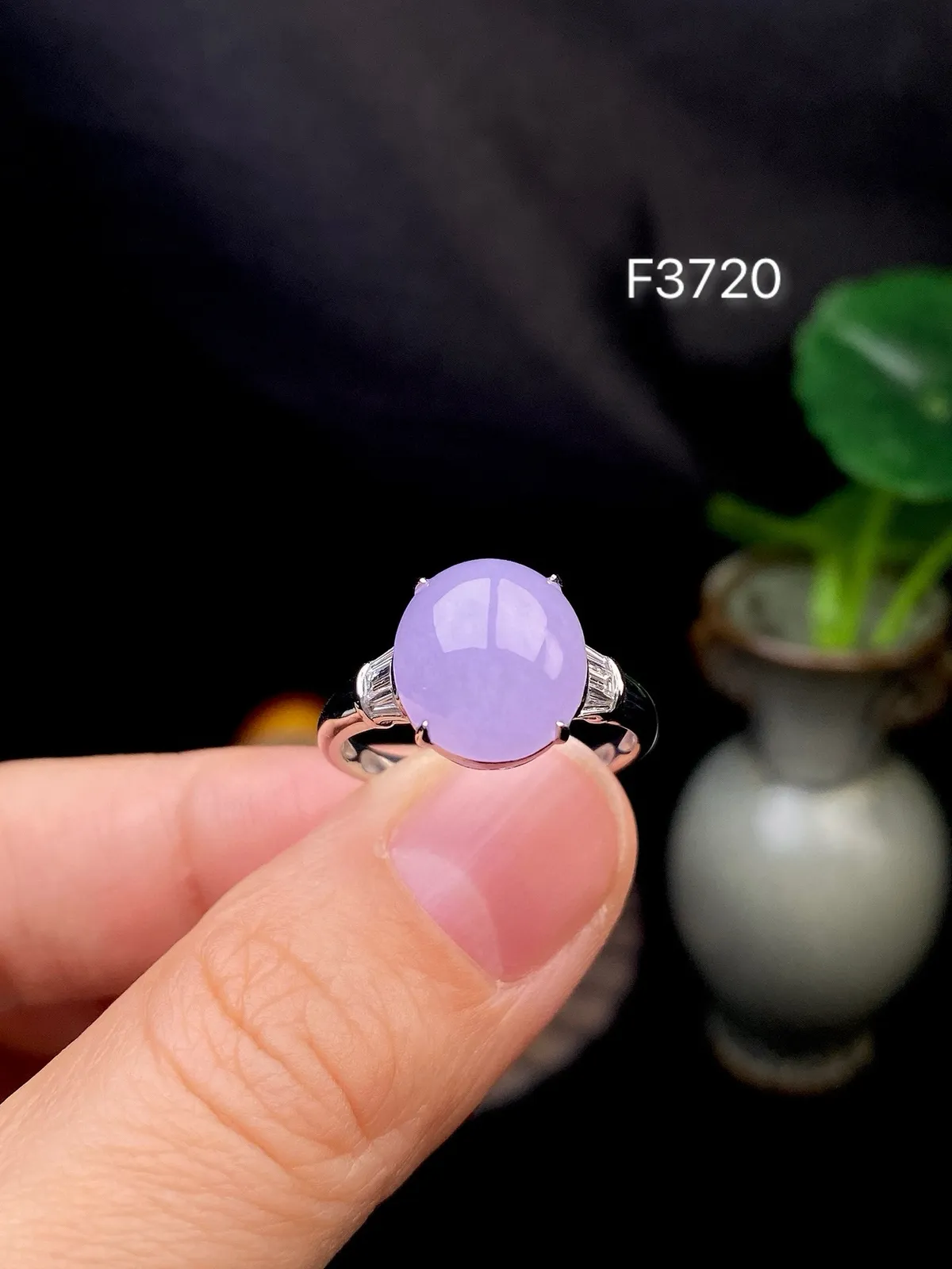 【冰种紫蛋面戒指】质地细腻，饱满度很好，晶莹剔透，18k金钻镶嵌，裸石尺寸11.1*10*5毫米