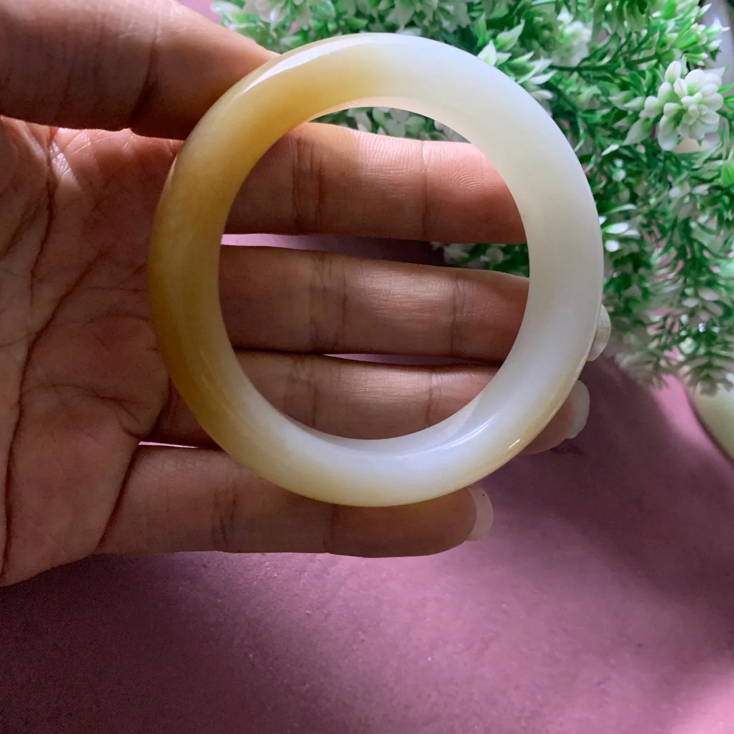 土豪款，蜜糖手镯，54.5圈口和田玉且末糖料宽版手镯【挽间柔情】，镯型古朴典雅。在诗情画意的雨巷相遇，你是我腕间的一抹风情，有你眸有深情.清风荡漾湖间静水，我愿俯身低眉，在烟波涟漪处寻你