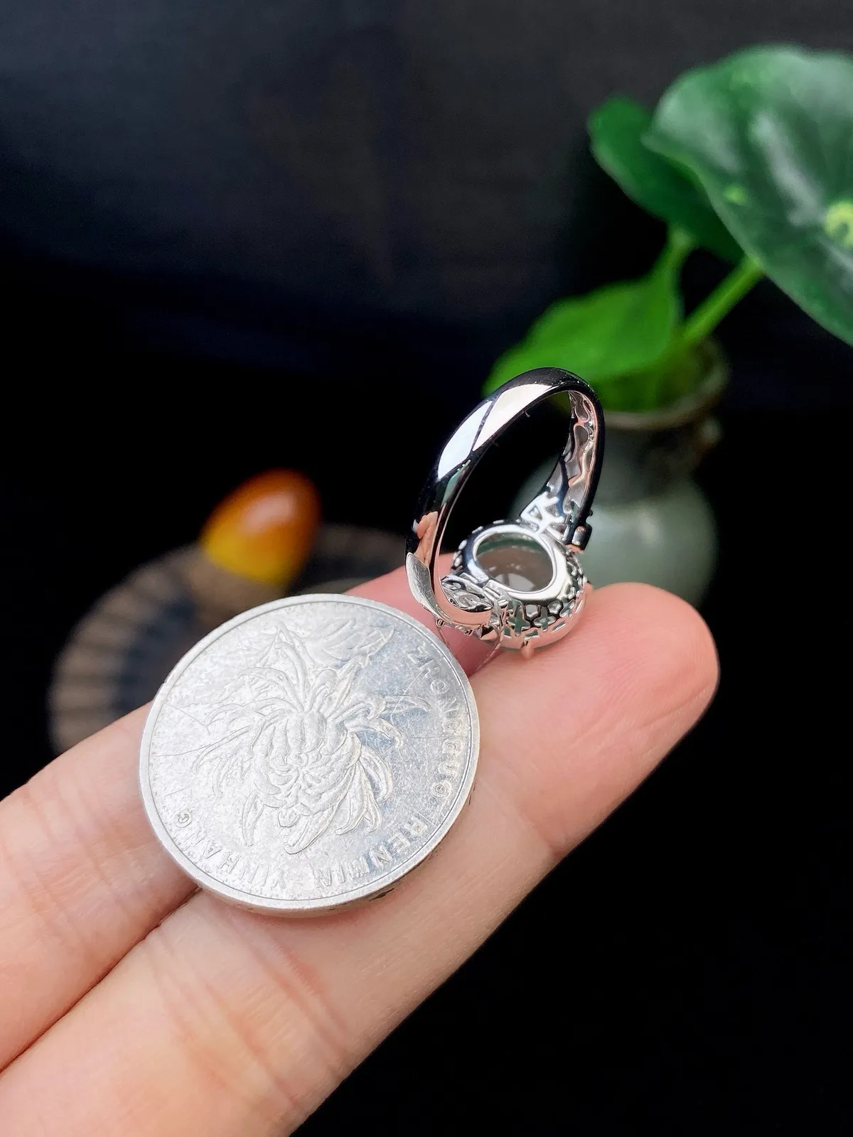 【冰种晴蛋面戒指】饱满度很好，无纹无裂，晶莹剔透，18k金钻镶嵌，裸石尺寸11.2*10.3*4.7毫米