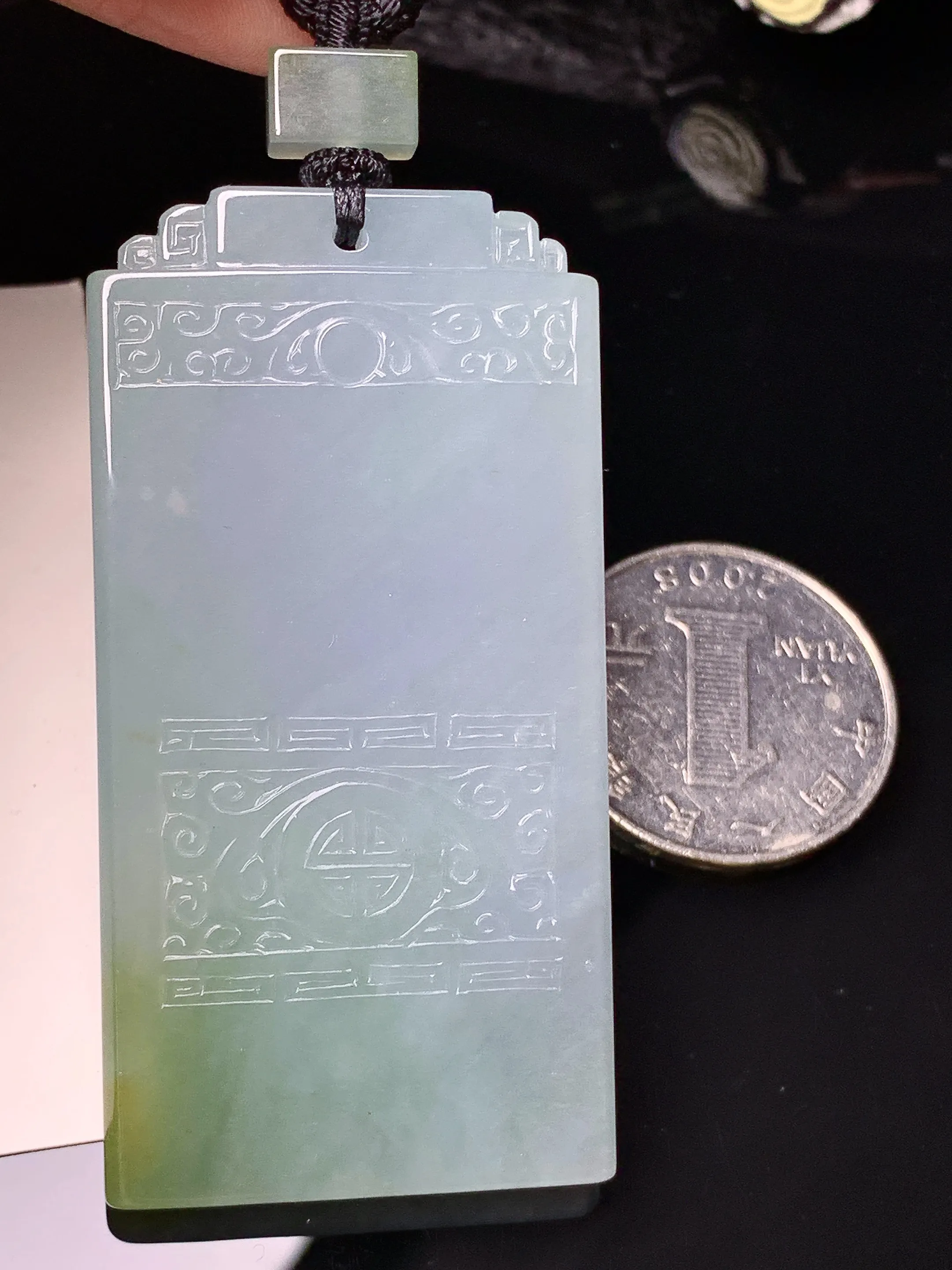 飘绿雕花无事牌吊坠 玉质细腻 水润亮眼 色泽艳丽 整体尺寸60.5*30.8*5.2