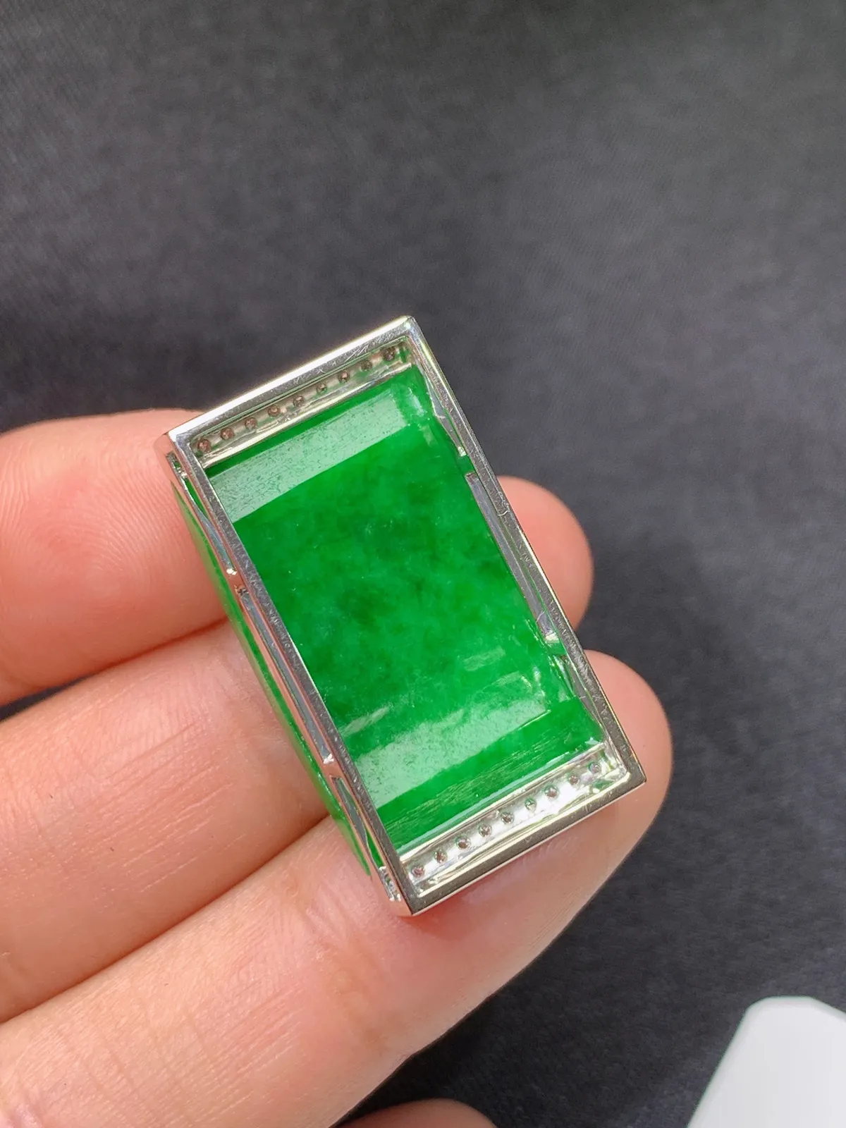 阳绿弯条吊坠手牌 18k金镶嵌，冰润色阳，种老水足，xu 尺寸28.5*15.2*8.1