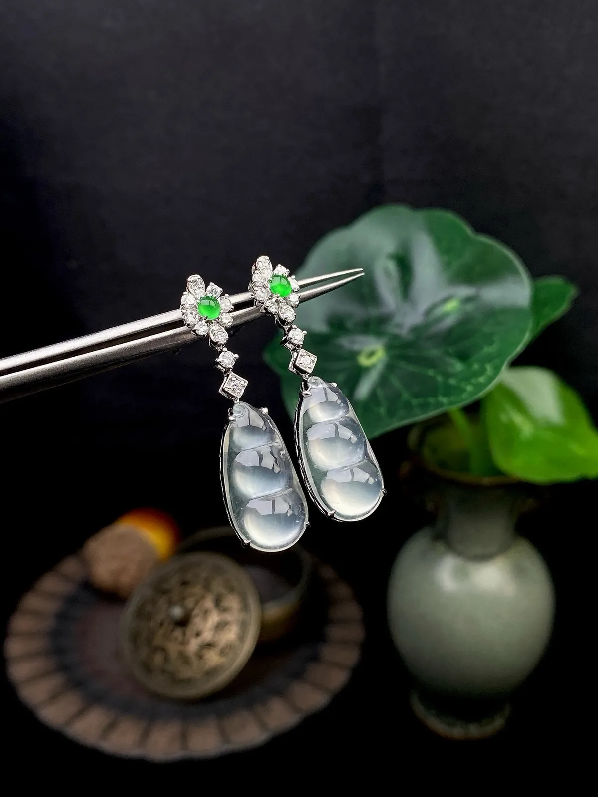 【冰种福豆耳坠】多子多福，豆子品质上佳，饱满度不错，冰润通透，起强胶感，光泽强烈。18K金钻精美镶嵌，裸石尺寸16.3*8.4*3.7毫米