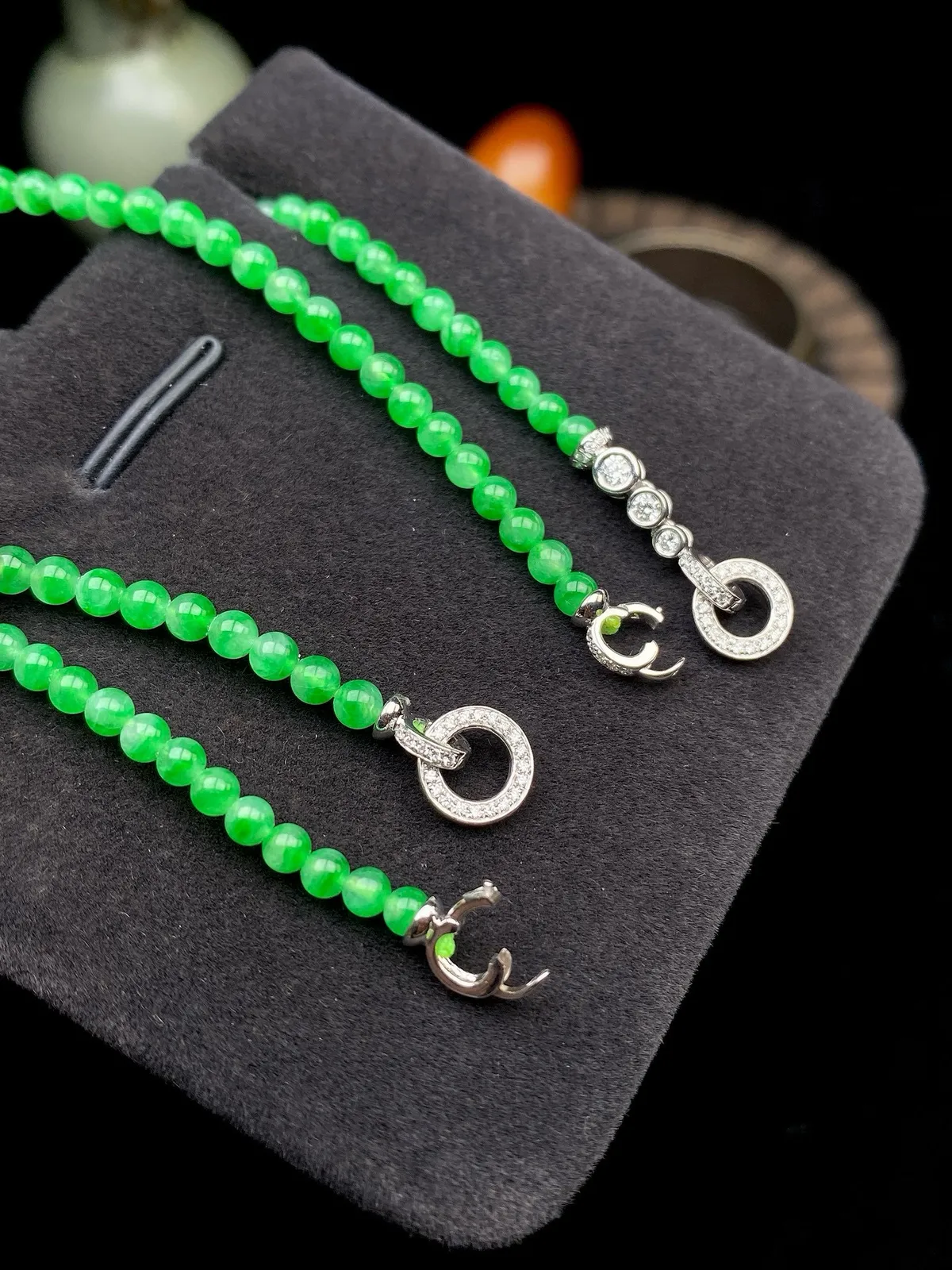 【冰种满绿珠链】珠链、手链两用款，质地细腻，光感很好，色泽娇艳纯正。完整度很不错，收藏品质