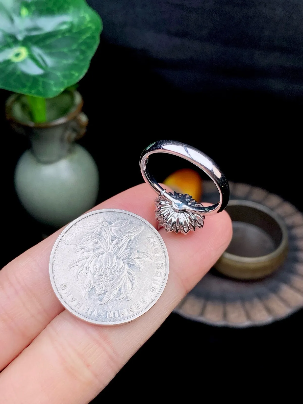 【冰种满绿心形戒指】种水色俱全，冰透闪亮，通透感饱满度很好，18k金钻镶嵌，裸石尺寸5.7*7.7*2.8毫米，圈口可改