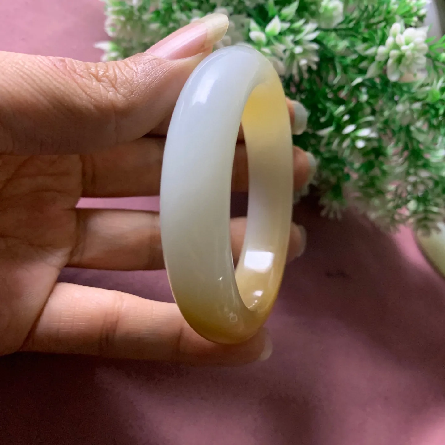 土豪款，蜜糖手镯，54.5圈口和田玉且末糖料宽版手镯【挽间柔情】，镯型古朴典雅。在诗情画意的雨巷相遇，你是我腕间的一抹风情，有你眸有深情.清风荡漾湖间静水，我愿俯身低眉，在烟波涟漪处寻你