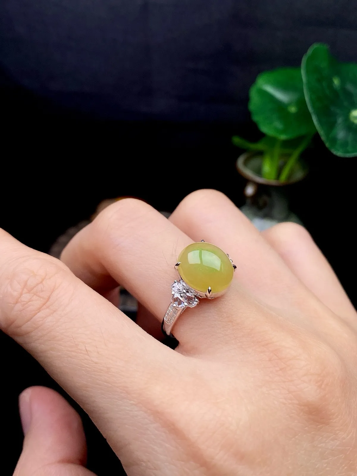 【冰种黄加绿蛋面戒指】种水色俱全，冰透闪亮，通透感饱满度很好，18k金钻镶嵌，裸石尺寸11.5*10.3*4.8毫米，圈口可改