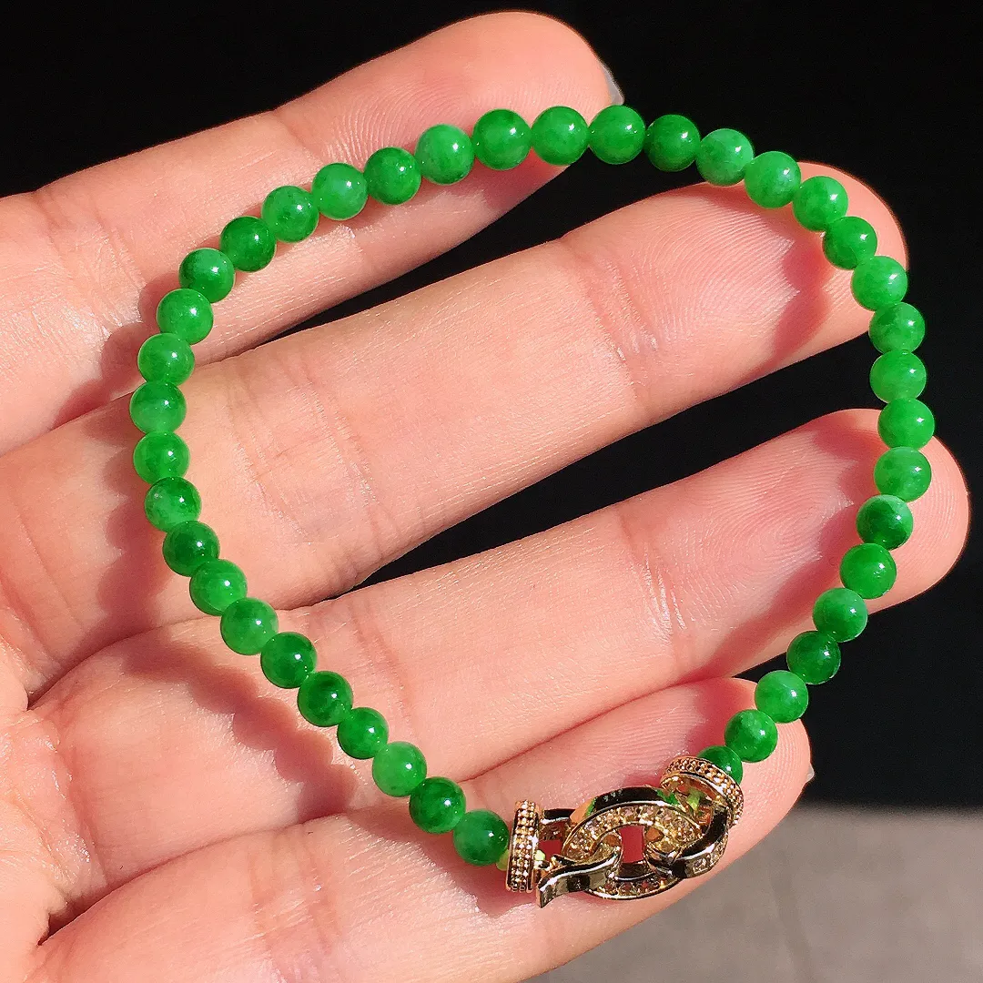 阳绿珠子手串，色泽均匀艳丽，玉质细腻，荧光感超
强，饱满圆润，尽显优雅气质，