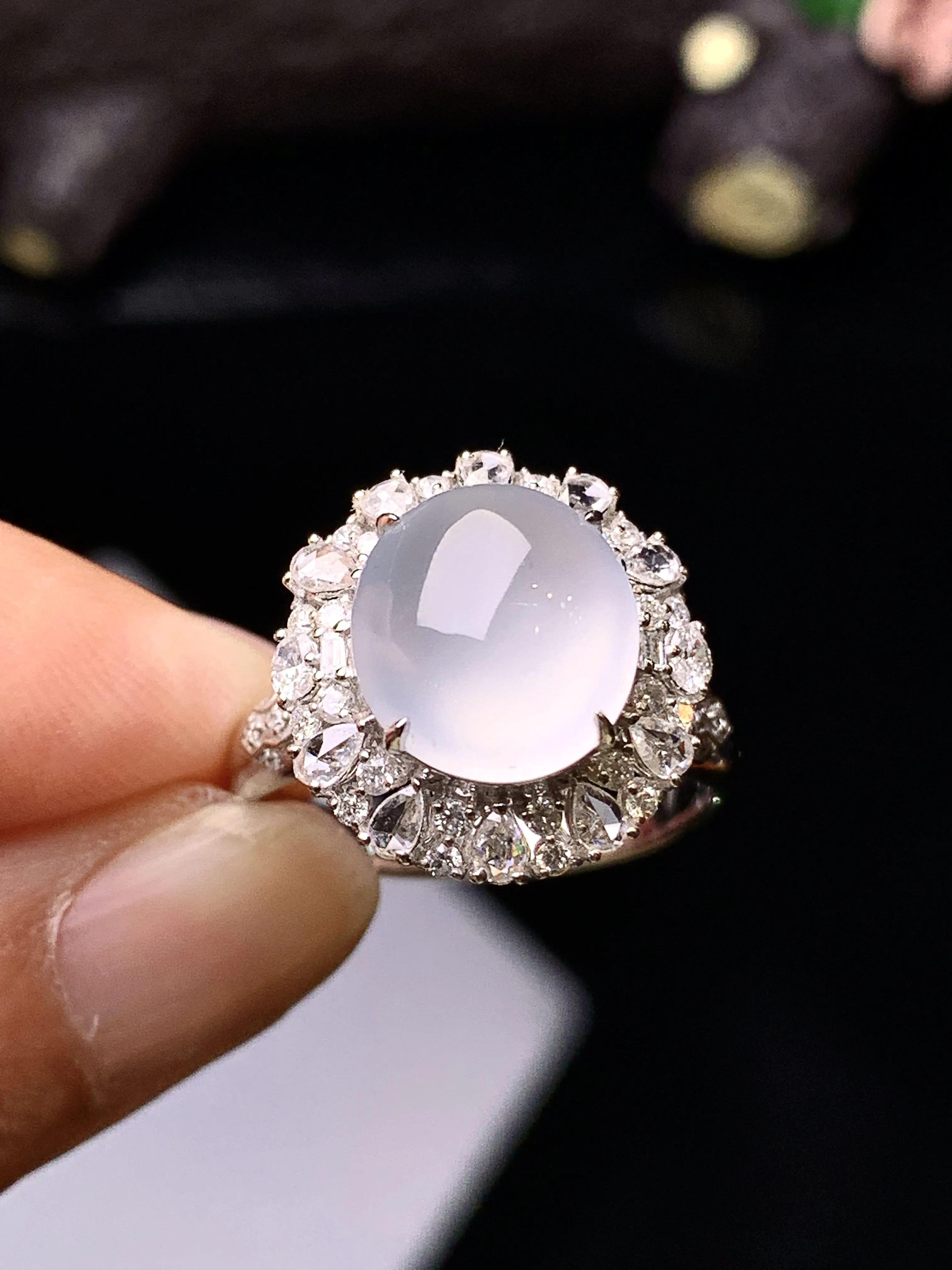 18k金钻镶嵌冰种蛋面戒指 玉质细腻 水润亮眼 色泽艳丽 圈口14 整体尺寸15.8*15*11