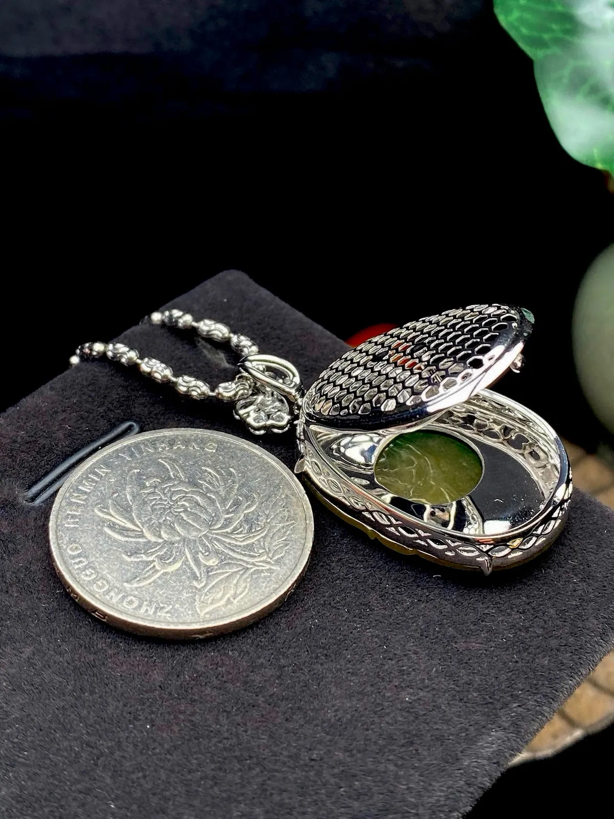 【冰种黄加绿如意吊坠】种水很好，颜色漂亮，浓郁纯正，上身佩戴效果上佳，冰润通透，晶莹闪亮，18K金钻镶嵌，裸石尺寸28.6*20.9*3.5毫米