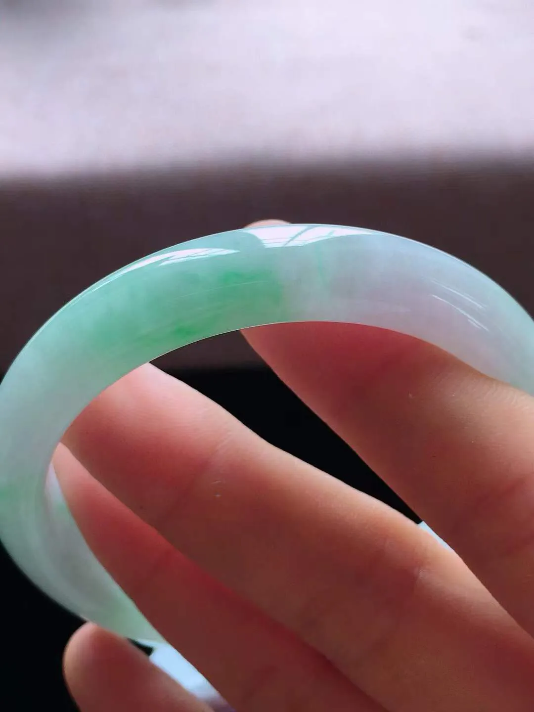 【翡翠名称】老种冰飘绿54正圈口圆条翡翠手镯
【翡翠尺寸】54*11*7.3mm适合53-55正圈口佩戴
【翡翠描述】缅甸天然翡翠A货，种老水足，玉质细腻，色泽靓丽，性价比高，佩戴效果好！