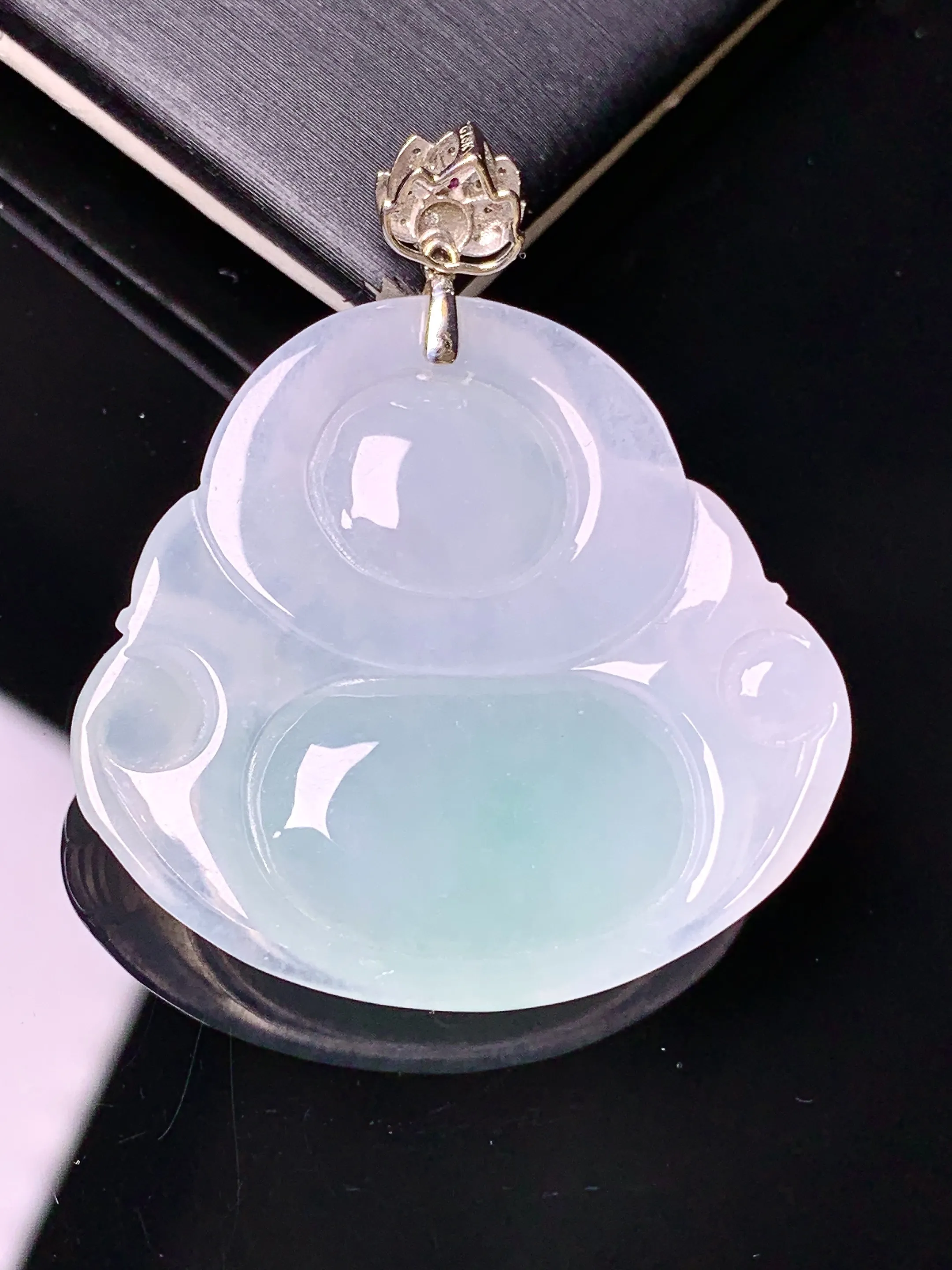 18k金钻镶嵌飘绿佛公吊坠 玉质细腻 水润亮眼 色泽艳丽 整体尺寸40.7*34.7*6.2