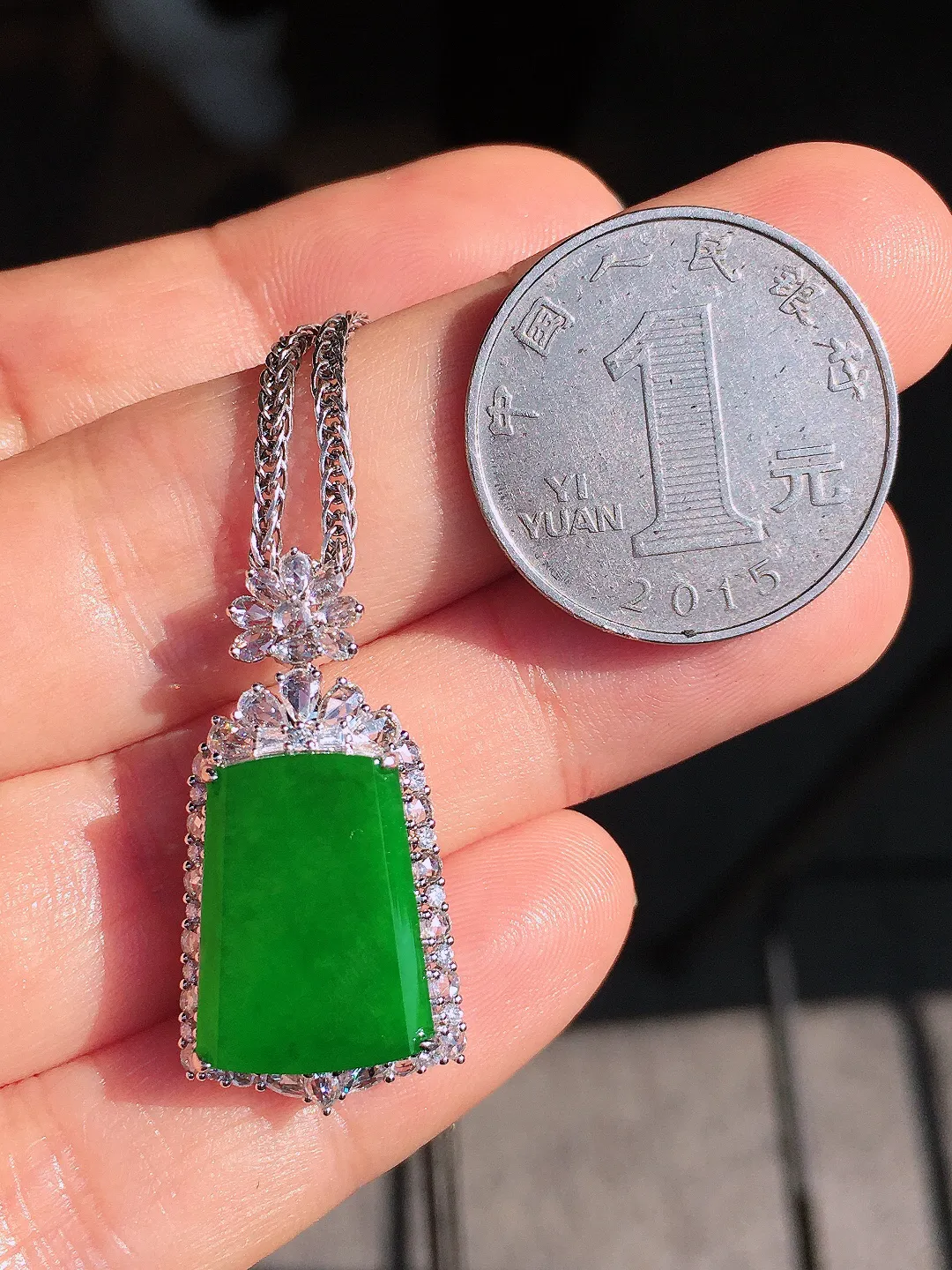 阳绿无事牌吊坠，色泽均匀艳丽，玉质细腻，荧光感超
强，饱满圆润，尽显优雅气质，18k
金豪华镶嵌