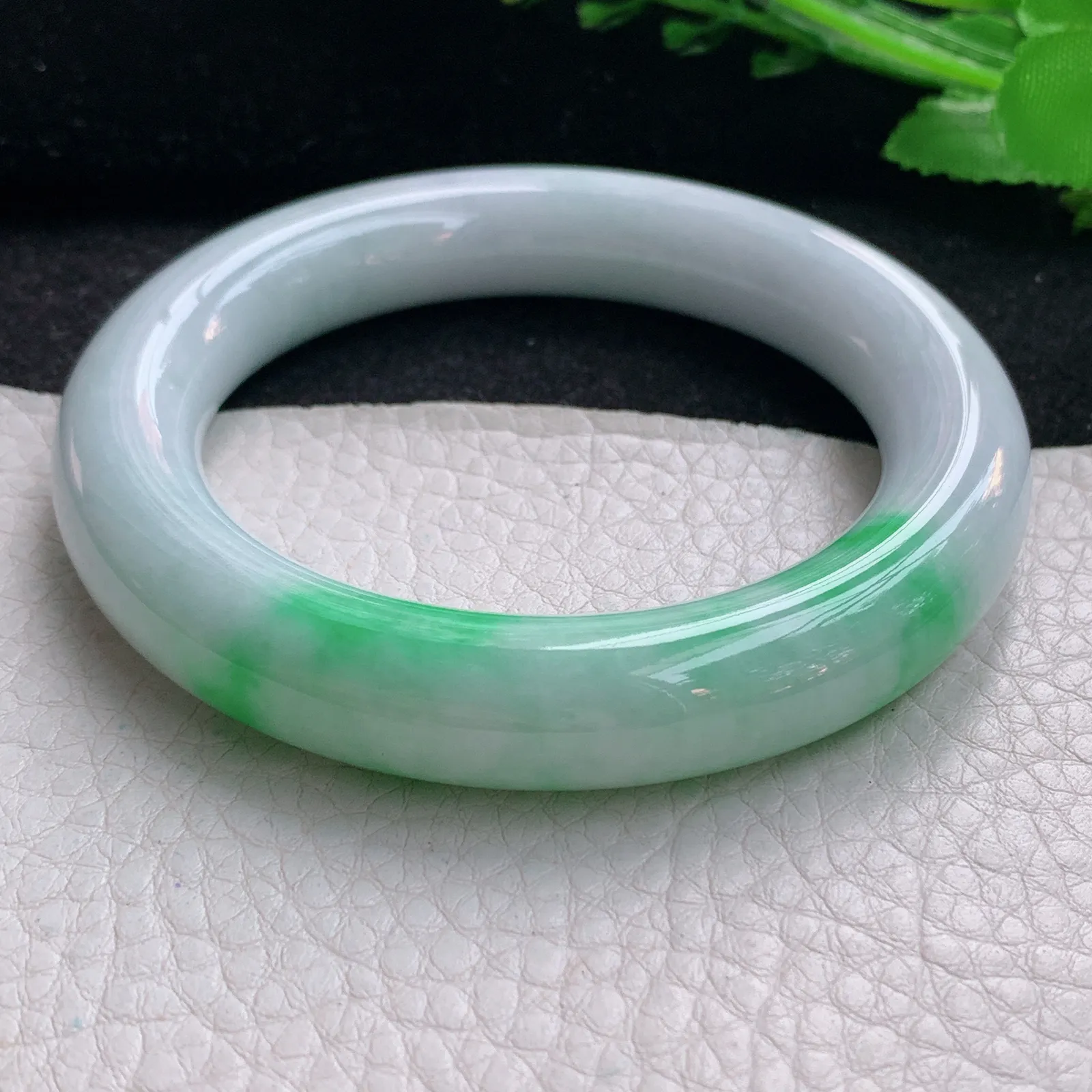 cc自然光56.5*12.3*12胖圆镯 天然缅甸翡翠飘绿圆条玉手镯 珠宝玉手环