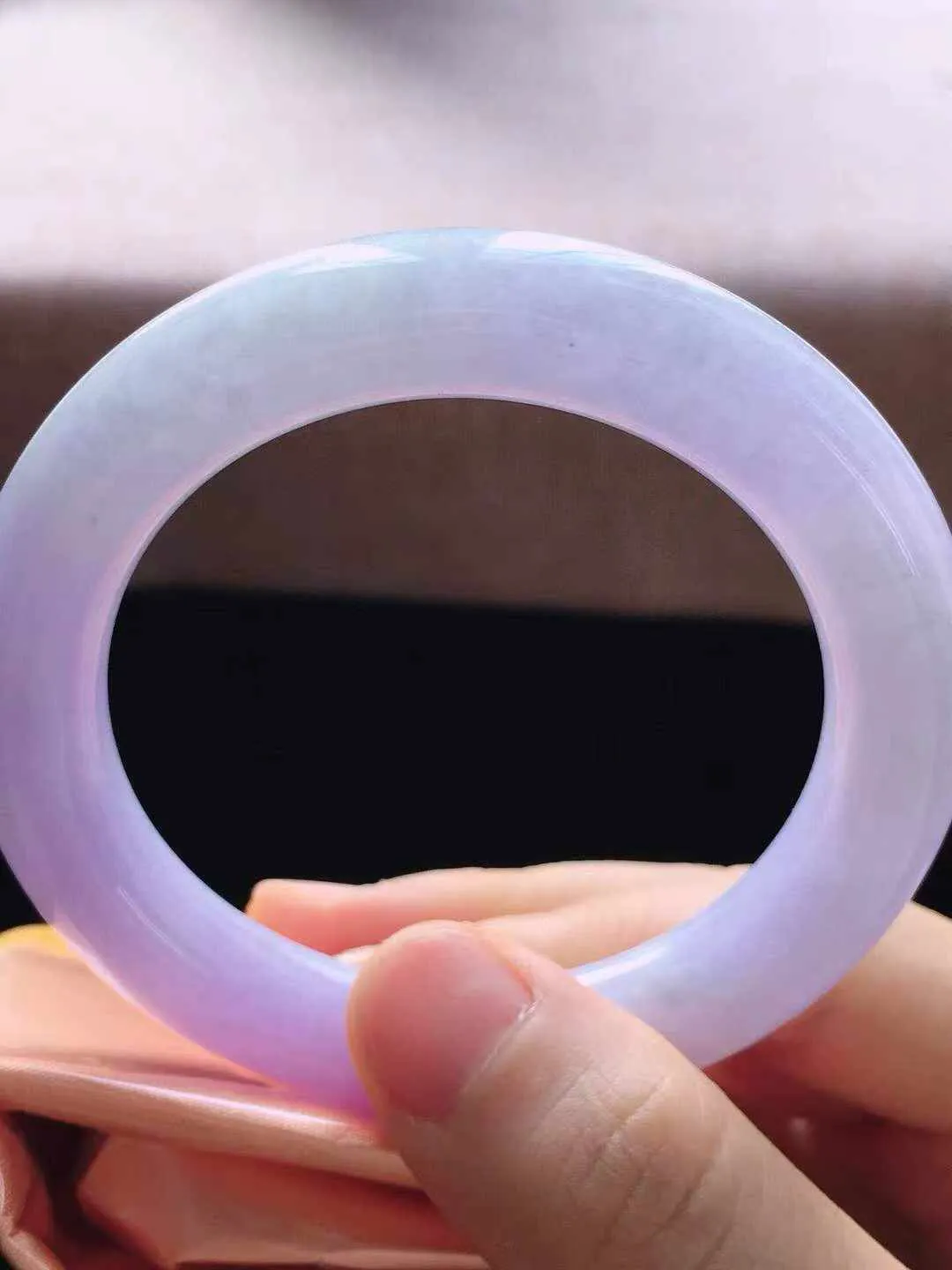 【翡翠名称】老种紫罗兰52.5圈口圆条翡翠手镯
【翡翠尺寸】52.5*10.6*10.3mm适合52-55正圈口佩戴
【翡翠描述】缅甸天然翡翠A货，种老水足，玉质细腻，色泽靓丽，性价比高，佩戴效果好！