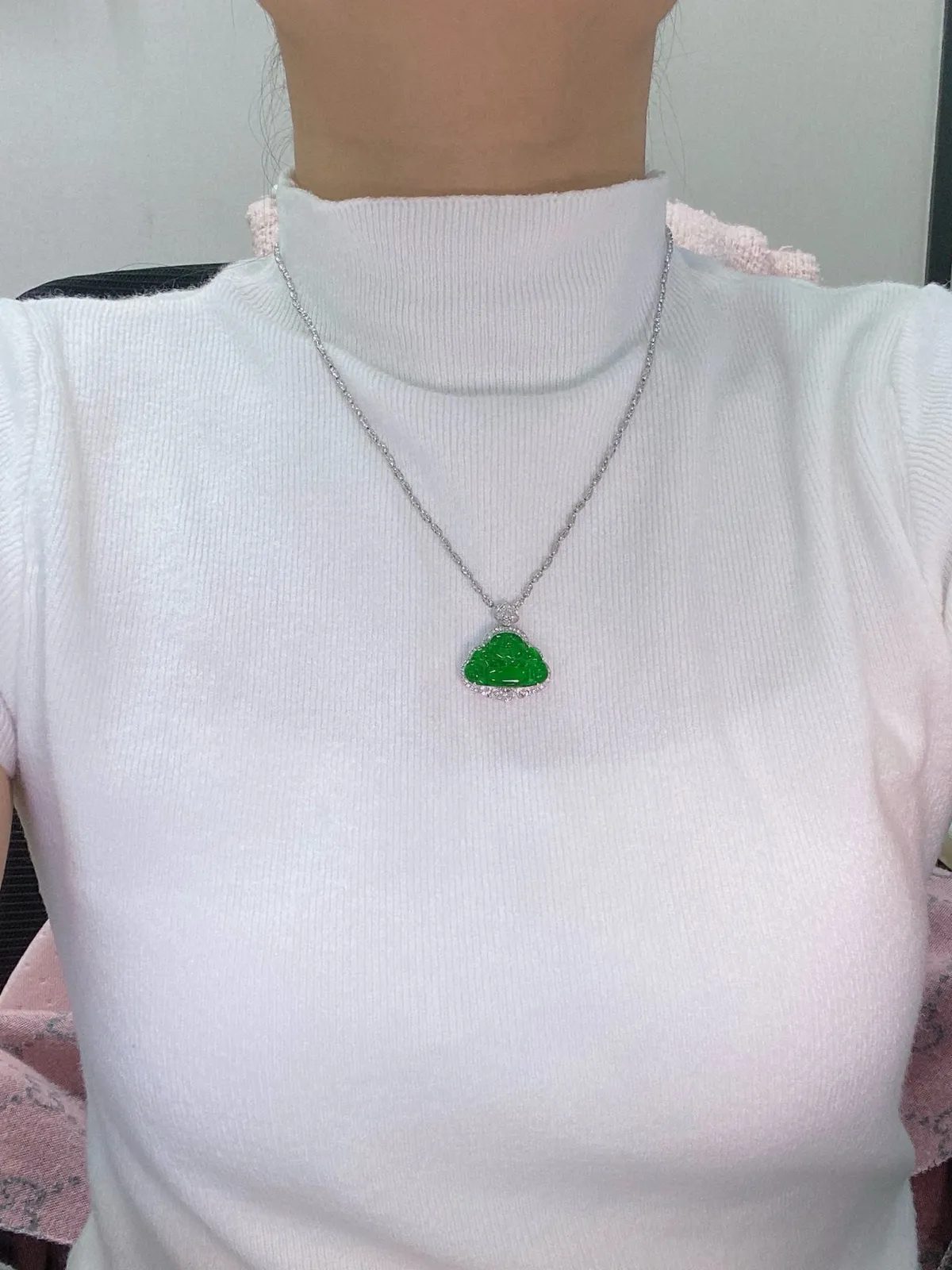 【冰种满绿佛公】种水上乘，晶莹剔透，纯净通透，莹光感很强。18k金钻镶嵌，裸石尺寸14.1*21.3*2.8毫米