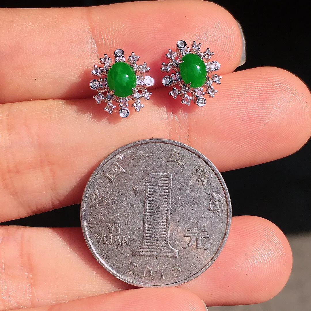 阳绿蛋面耳钉，色泽均匀艳丽，玉质细腻，荧光感超
强，饱满圆润，尽显优雅气质，18k
金豪华镶嵌