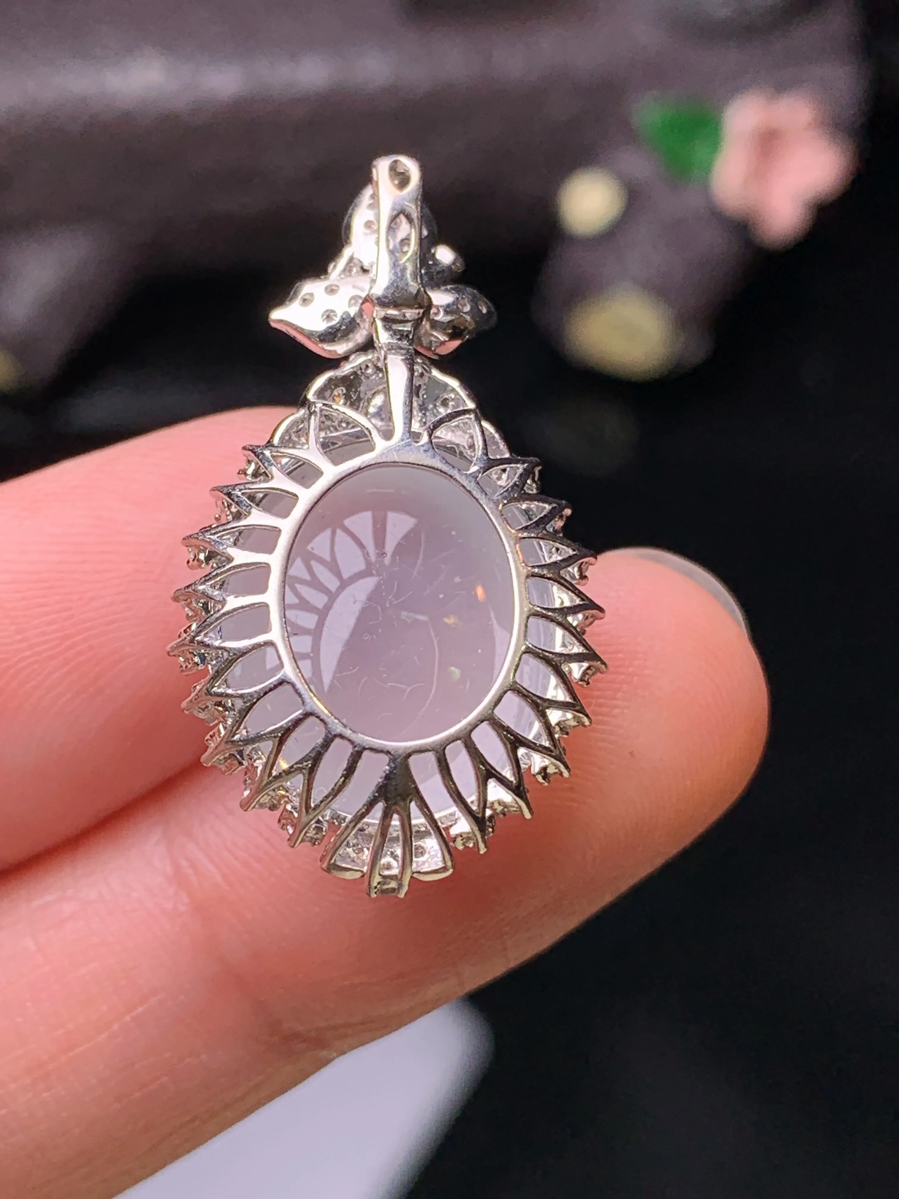 18k金钻镶嵌冰种蛋面吊坠 玉质细腻 水润亮眼 色泽艳丽 整体尺寸29*16.7*11