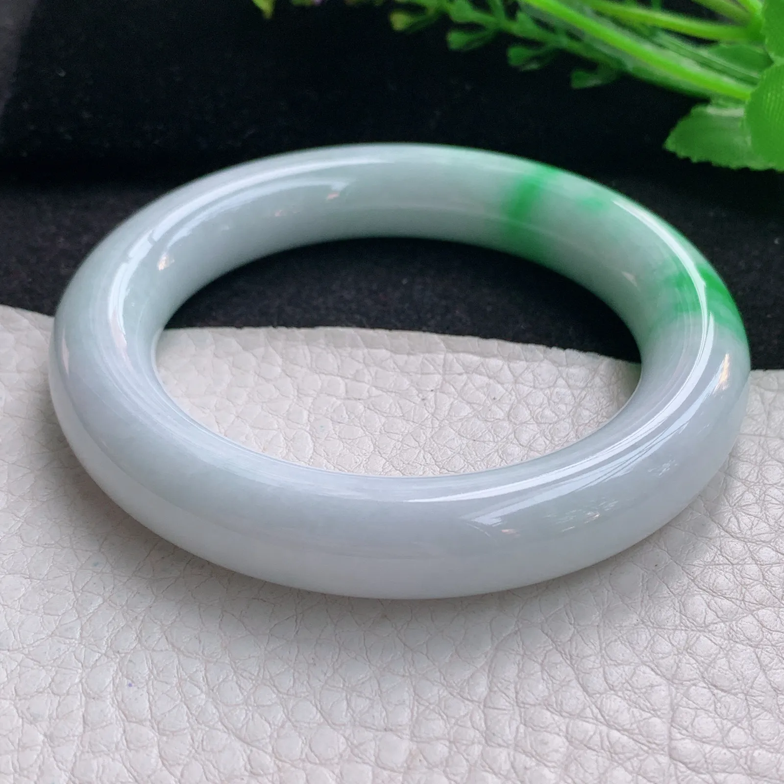 cc自然光56.5*12.3*12胖圆镯 天然缅甸翡翠飘绿圆条玉手镯 珠宝玉手环