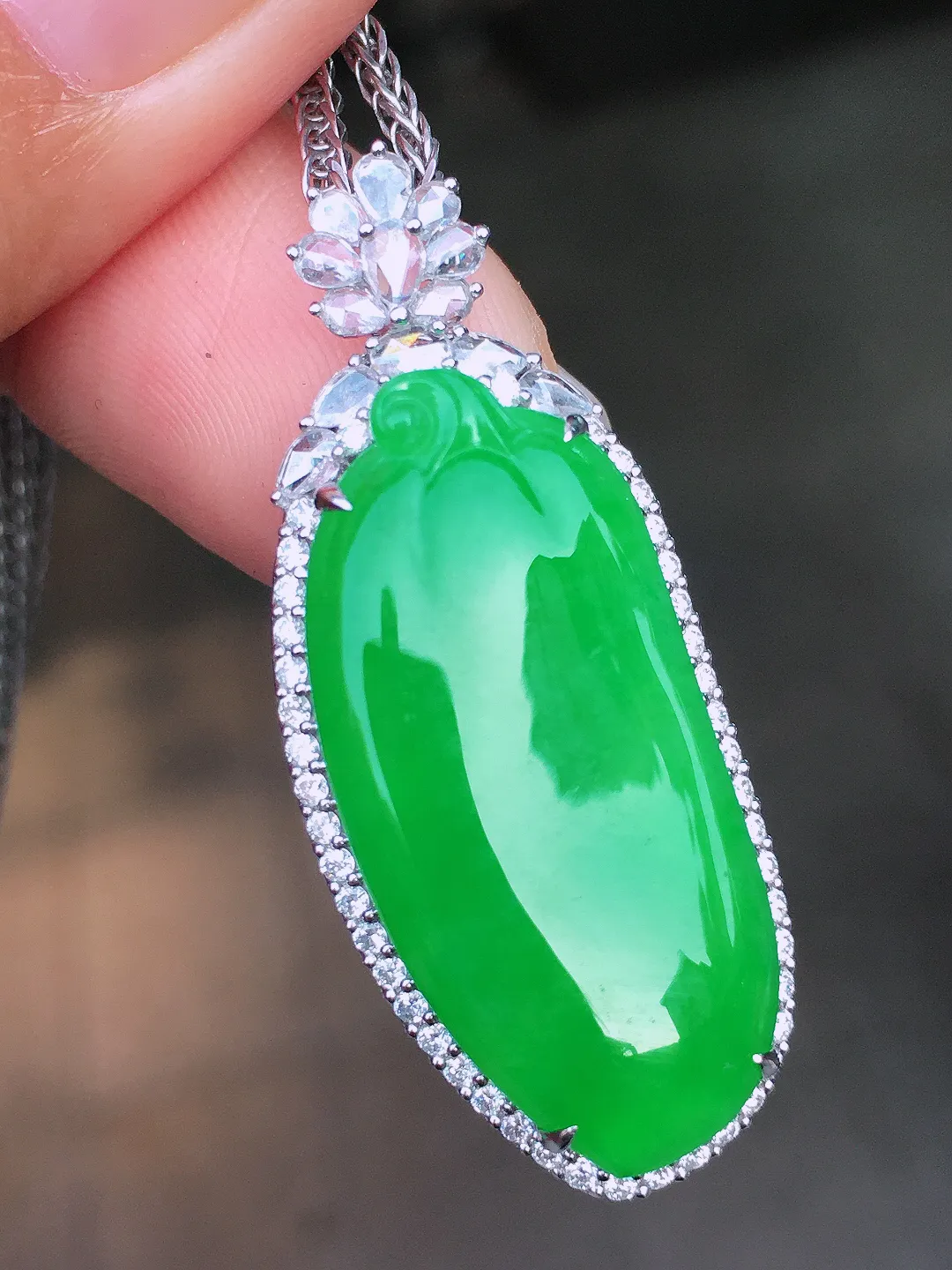 阳绿福瓜吊坠，色泽均匀艳丽，玉质细腻，荧光感超
强，饱满圆润，尽显优雅气质，18k
金豪华镶嵌