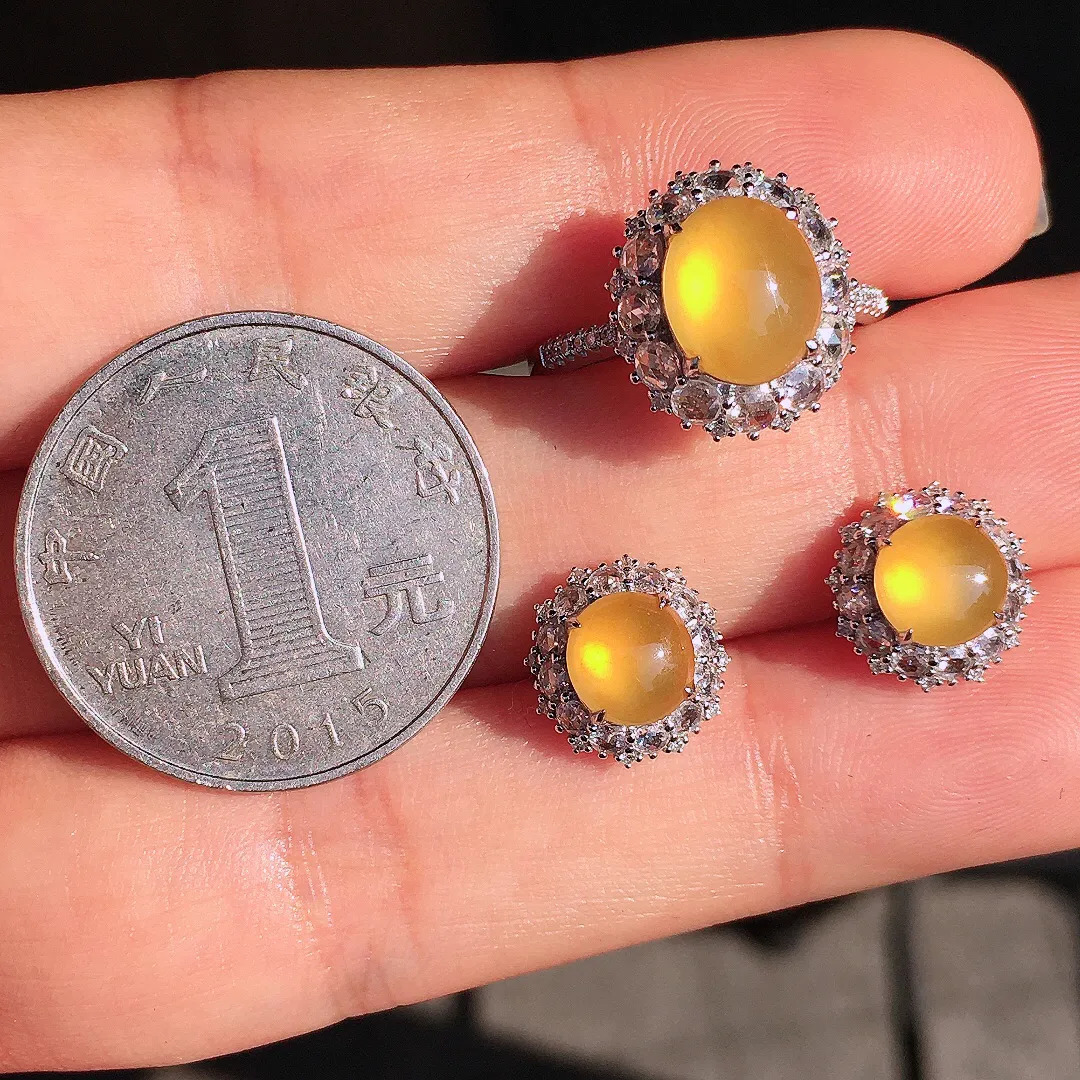 黄翡蛋面套装（耳钉+戒指），色泽均匀艳丽，玉质细腻，荧光感超
强，饱满圆润，尽显优雅气质，18k
金豪华镶嵌