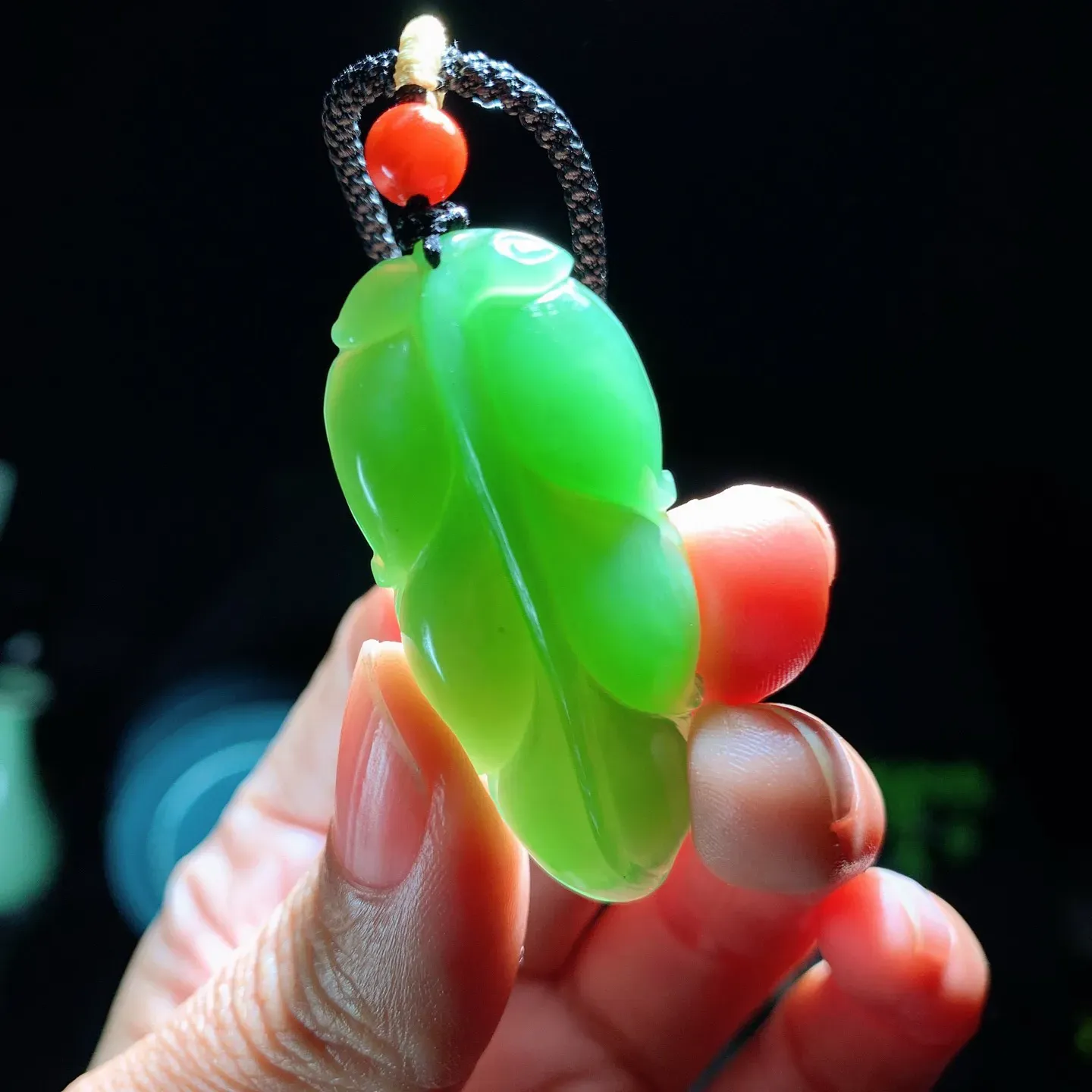 和田玉阳绿俄罗斯碧玉金枝玉叶树叶挂件。尺寸44/20/8重14.8克。玉质细腻油润。手推出油。佩戴高端典雅。lt251208