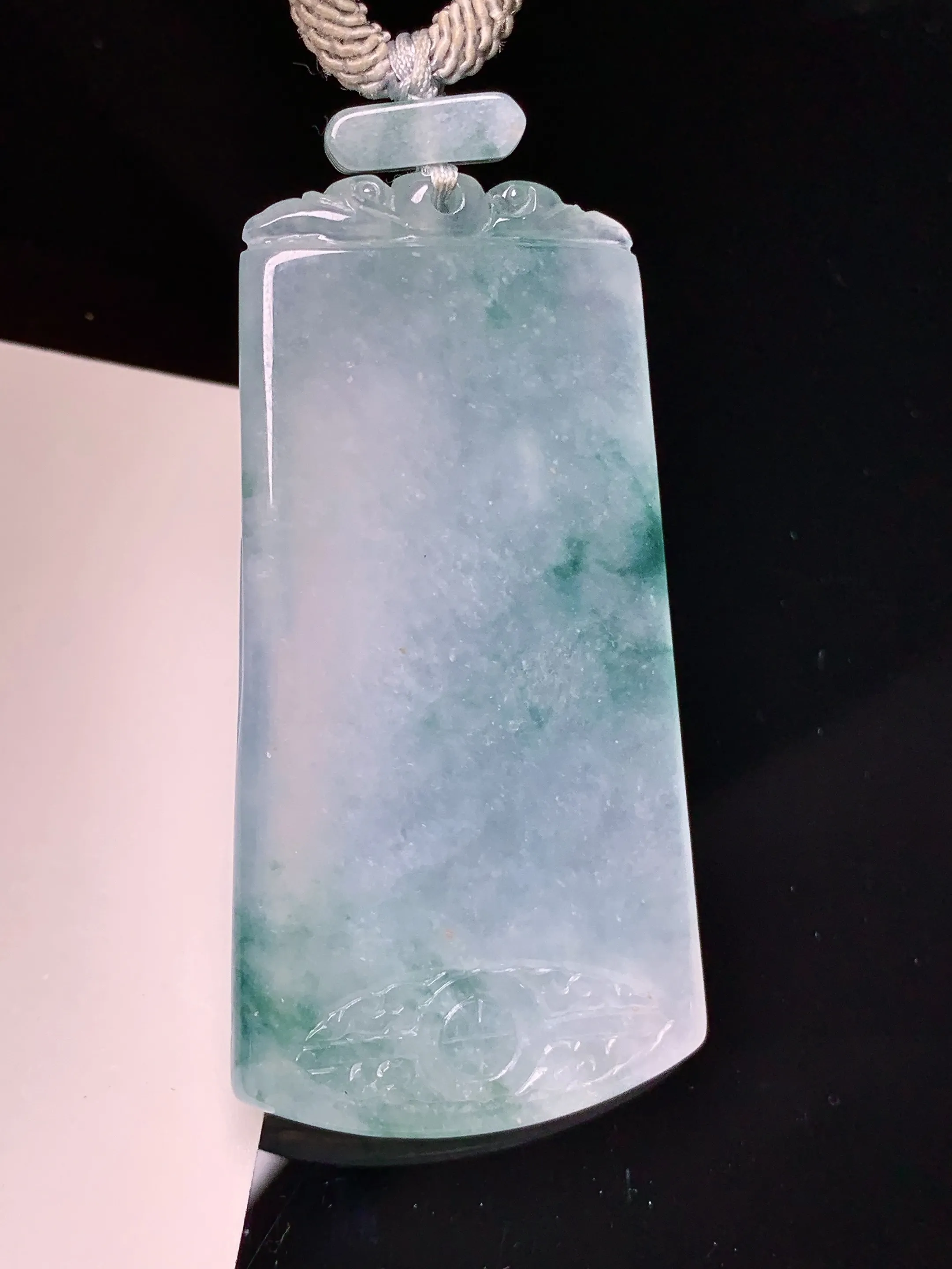 冰飘花无事牌吊坠 玉质细腻 水润亮眼 色泽艳丽 整体尺寸49.6*25.6*4.3