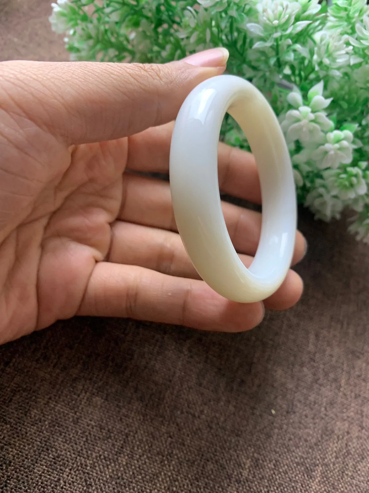 和田玉54.5圈口白玉手镯，品质好，玉质细腻油润，底色纯净 ，高脂粉