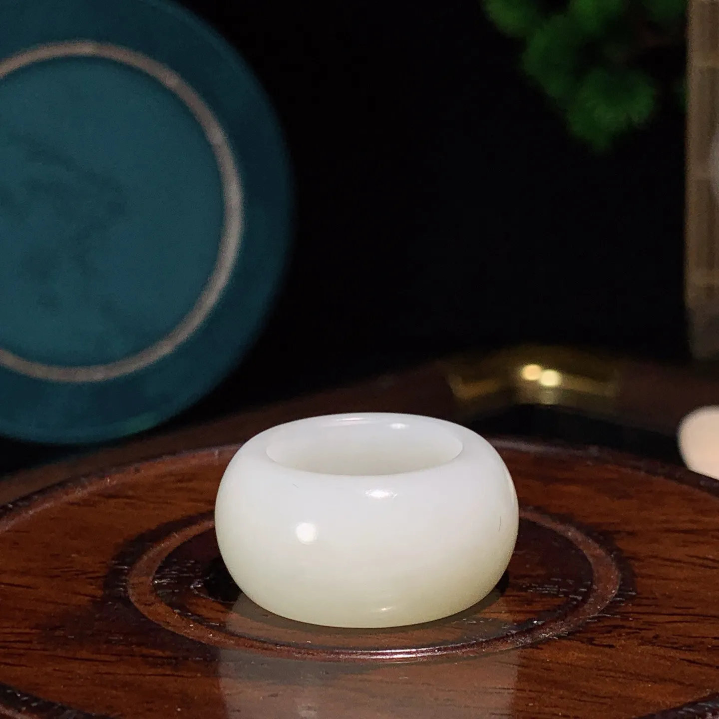 和田玉白玉戒指。白玉指环。内径18尺寸14/6重12克。白度一级。玉质细腻油润。手推出油。佩戴高端典雅。lt251208