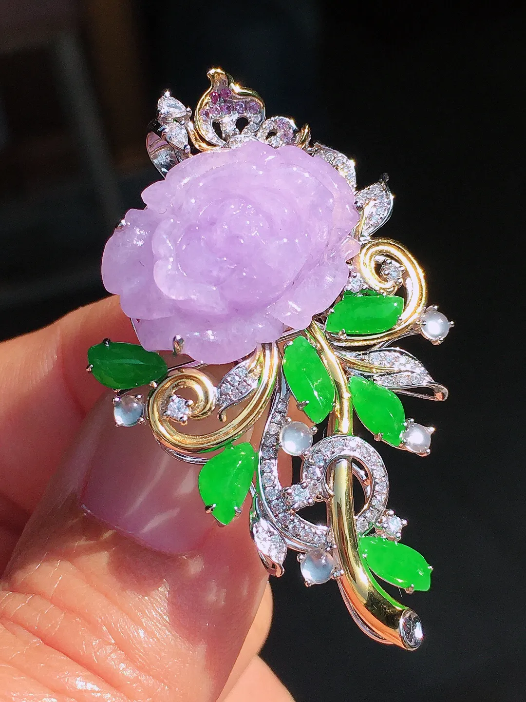 紫罗兰【花开富贵】胸针/吊坠两用款，色泽均匀艳丽，玉质细腻，荧光感超
强，饱满圆润，尽显优雅气质，1