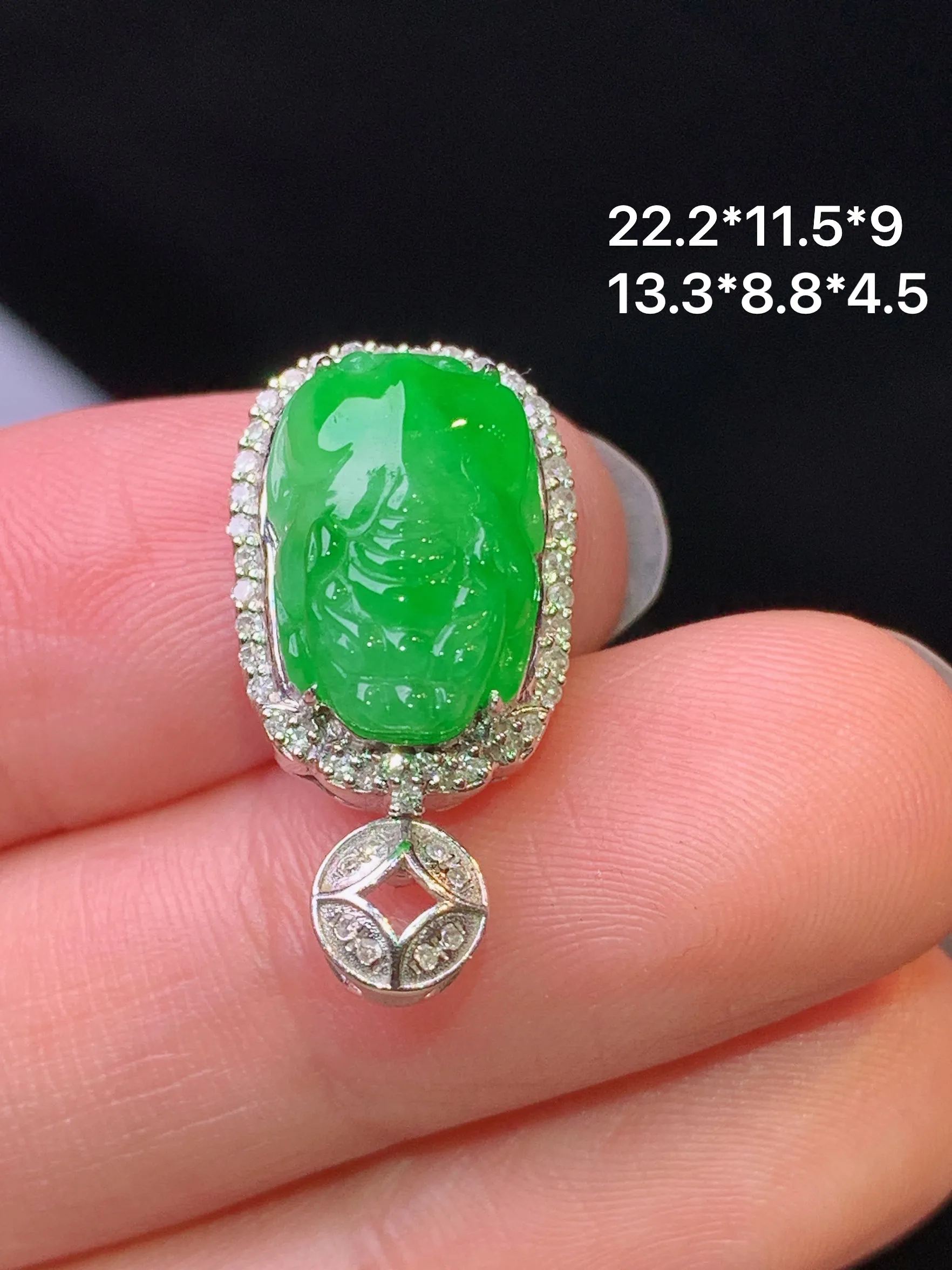 18k金钻镶嵌满绿貔貅吊坠 玉质细腻 水润亮眼 色泽艳丽 整体尺寸22.2*11.5*9