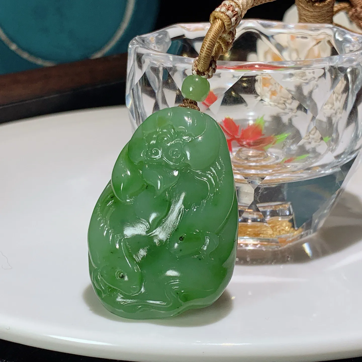 和田玉苹果绿俄罗斯碧玉连年有余挂件。尺寸45/32/14重33.5克。玉质细腻油润。手推出油。佩戴高端典雅。lt251208