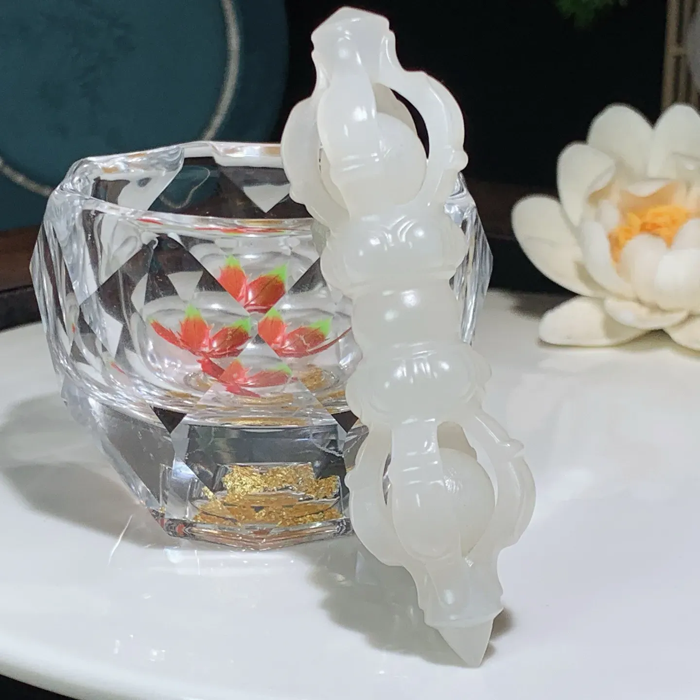 和田玉白玉羊脂白降魔杵挂件。尺寸80/23/23重30.7克。白度一级。玉质细腻油润。手推出油。佩戴高端典雅。lt251208