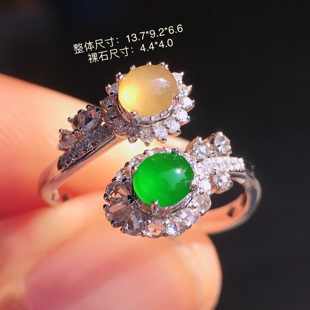 （黄+绿）二合一戒指，色泽均匀艳丽，玉质细腻，荧光感超
强，饱满圆润，尽显优雅气质，18k
金豪华镶嵌