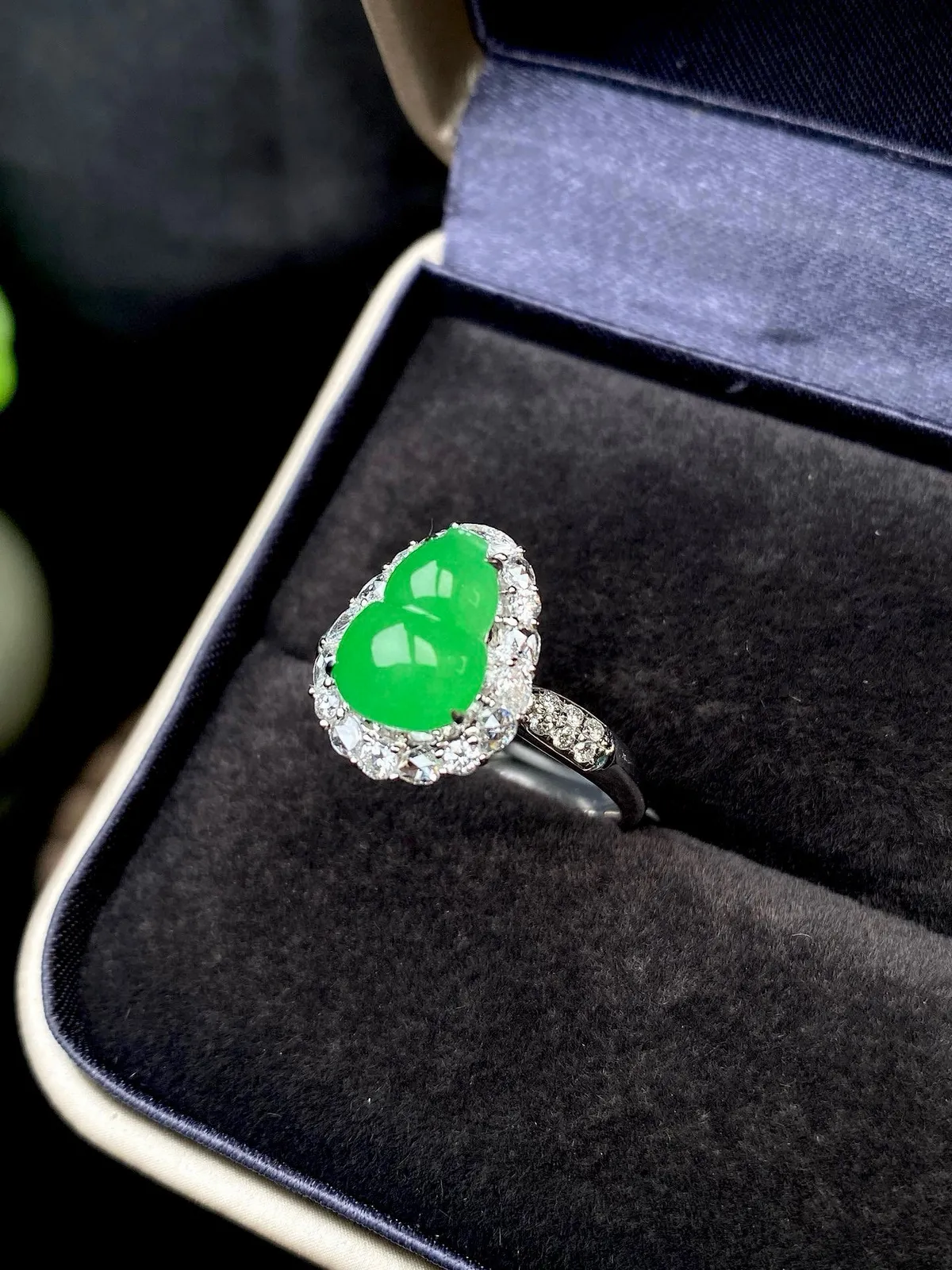 【冰种满绿葫芦戒指】质地细腻，冰润起光，胶感强烈，冰感明显，18K金钻精美镶嵌，裸石尺寸10.1*7.2*3.5毫米