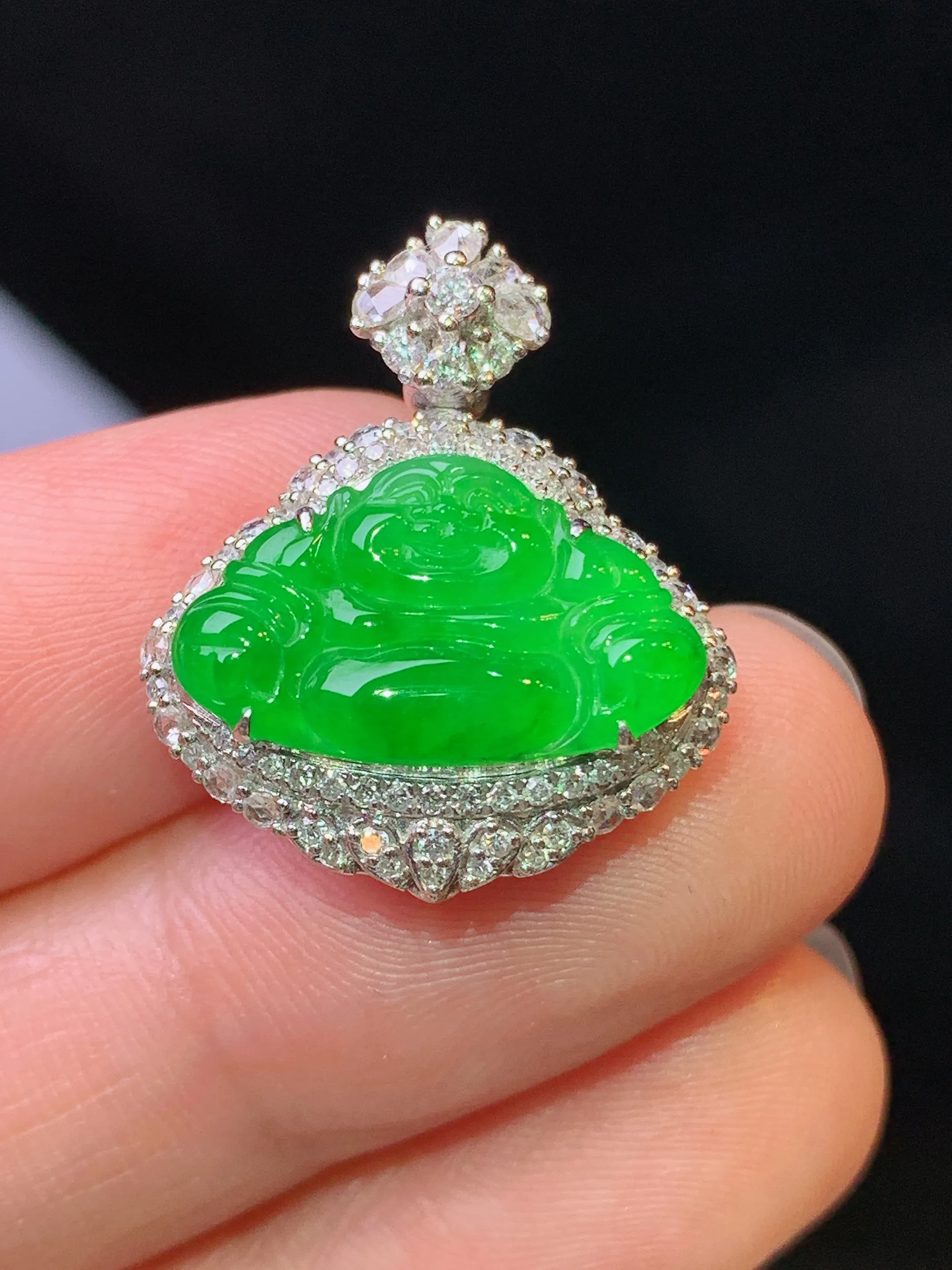 18k金钻镶嵌满绿佛公吊坠 玉质细腻 水润亮眼 色泽艳丽 整体尺寸22.5*19.2*8.5