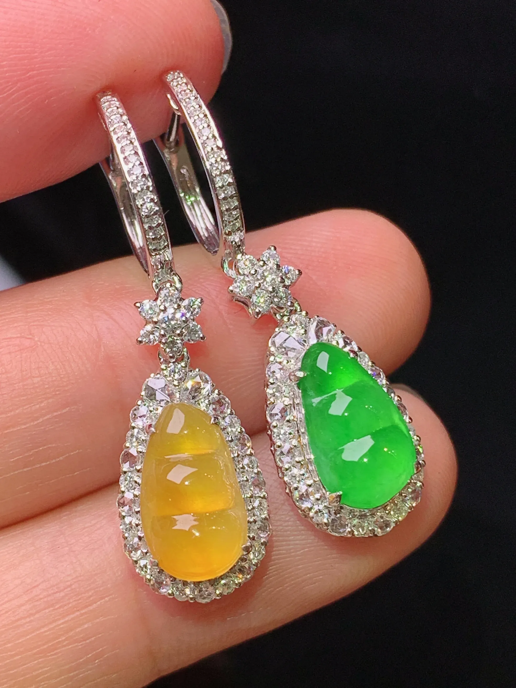 18k金钻镶嵌黄绿ab款四季豆耳坠 玉质细腻 水润亮眼 色泽艳丽 整体尺寸33.3*9.3*8.2