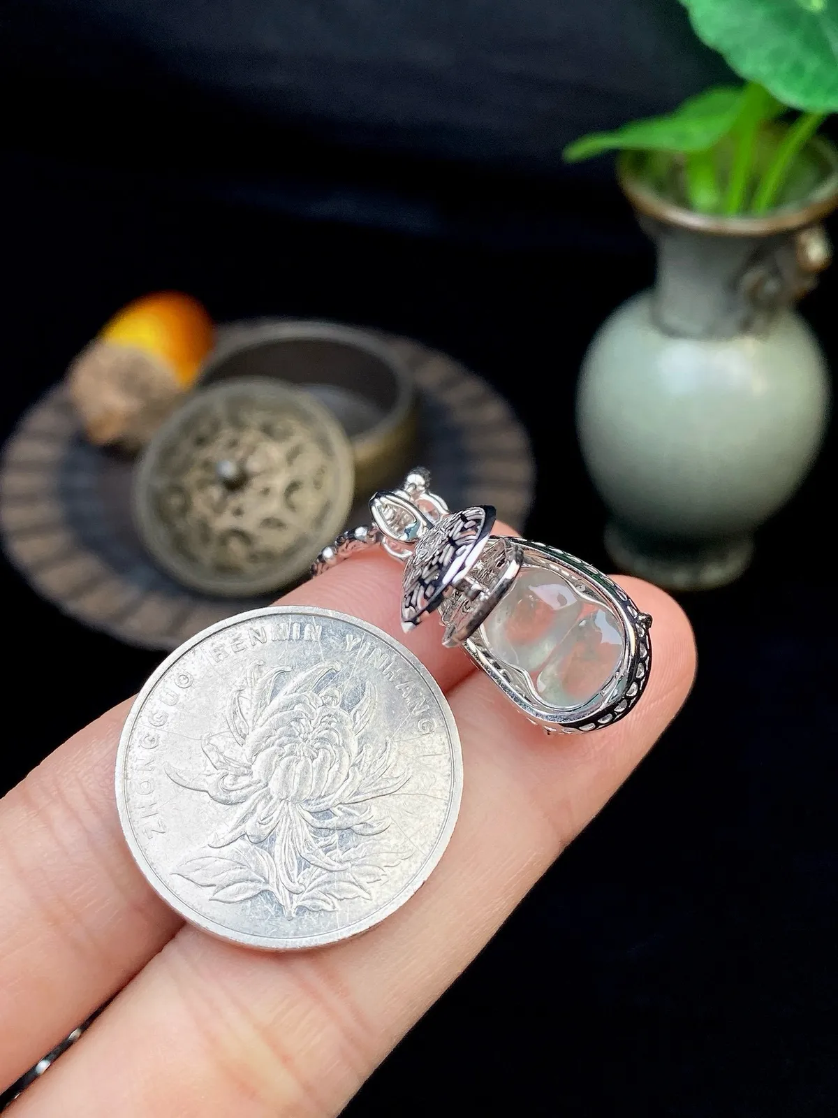 【冰种福豆吊坠】种地上乘，冰感十足，通透起光，饱满圆润，收藏品质，18k金钻镶嵌，裸石尺寸19.4*12*4.7毫米