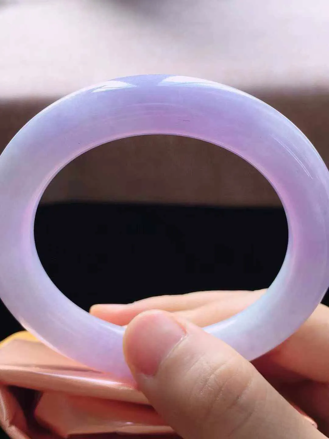 【翡翠名称】老种紫罗兰52.5圈口圆条翡翠手镯
【翡翠尺寸】52.5*10.6*10.3mm适合52